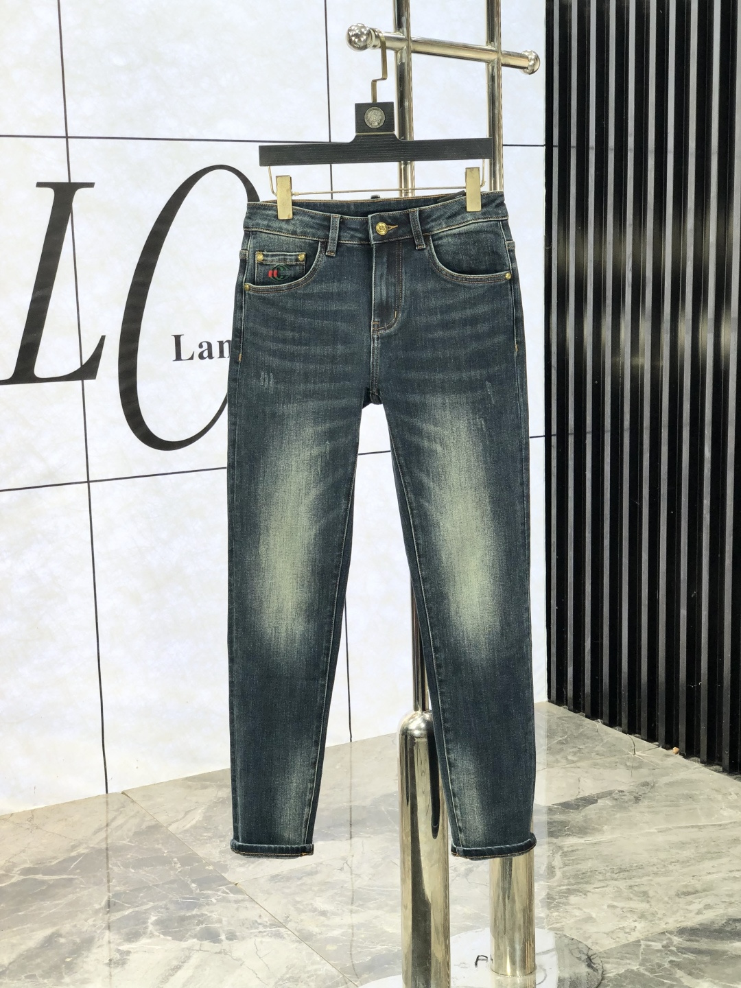 NO:572042,.Gucci. Official website counters are on sale simultaneously, 2025SS new autumn and winter men's casual jeans, original quality, counter-customized original denim fabrics, logo pattern design, 5 pants body original hardware decoration, three-dimensional clarity, realistic effect, super trendy personality, fashionable and stylish upper body!  Must-have items for trendy men in sizes 28-38, gucci, jeans, alexander wang19860909.Gucci.官网专柜同步发售,2025SS秋冬新品男士休闲牛仔裤,原单品质,专柜定制原版牛仔面料,logo图案设计,5裤身原版五金辅料装饰,立体清晰,效果逼真,超级潮流个性,上身时尚有型！潮男必备单品 码数28-38,,gucci,jeans,alexander wang,Men's clothing