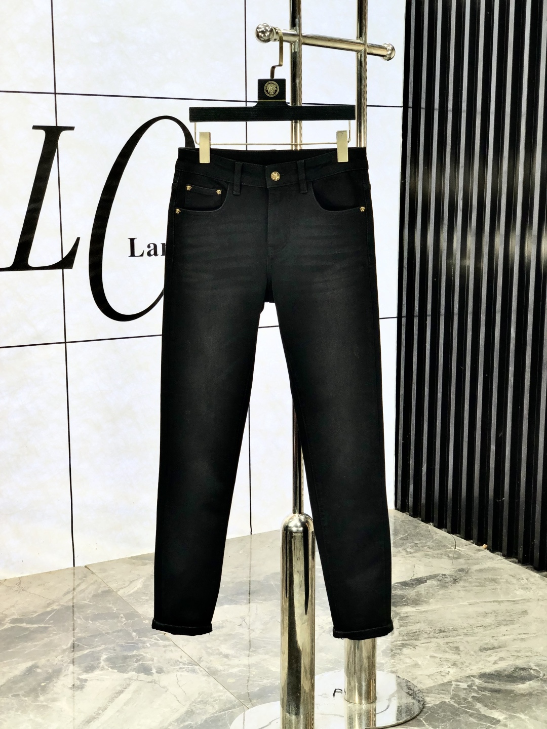 NO:572045,.Versace. Official website counter for sale simultaneously, 2025SS new autumn and winter men's casual jeans, original quality, counter customized original denim fabric, logo pattern design, 5 pants body original hardware decoration, three-dimensional clarity, realistic effect, super trendy personality, fashionable and stylish upper body!  Must-have items for trendy men in sizes 28-38, versace, jeans, alexander wang19860909.范思哲.官网专柜同步发售,2025SS秋冬新品男士休闲牛仔裤,原单品质,专柜定制原版牛仔面料,logo图案设计,5裤身原版五金辅料装饰,立体清晰,效果逼真,超级潮流个性,上身时尚有型！潮男必备单品 码数28-38,,versace,jeans,alexander wang,Men's clothing