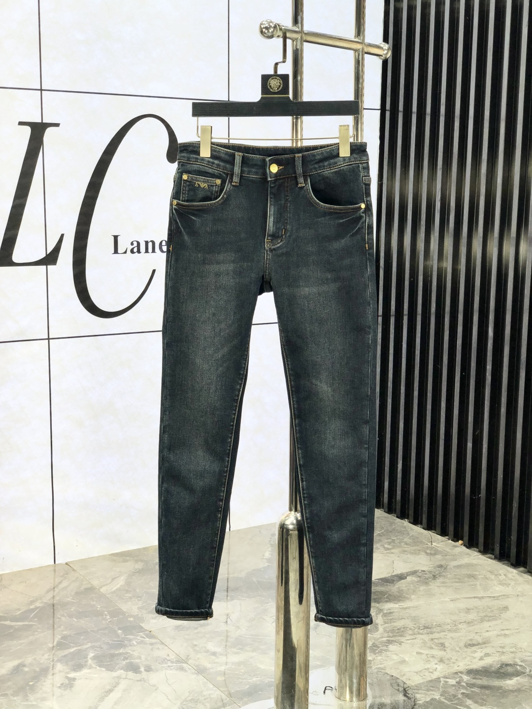 NO:572051,. Armani. Official website counter is on sale simultaneously, 2025SS new autumn and winter men's casual jeans, original quality, counter customized original denim fabric, logo pattern design, 5 pants body original hardware decoration, three-dimensional clarity, realistic effect, super trendy personality, fashionable and stylish upper body!  Must-have items for trendy men in sizes 28-38, armani, jeans, alexander wang19860909.阿玛尼.官网专柜同步发售,2025SS秋冬新品男士休闲牛仔裤,原单品质,专柜定制原版牛仔面料,logo图案设计,5裤身原版五金辅料装饰,立体清晰,效果逼真,超级潮流个性,上身时尚有型！潮男必备单品 码数28-38,,armani,jeans,alexander wang,Men's clothing