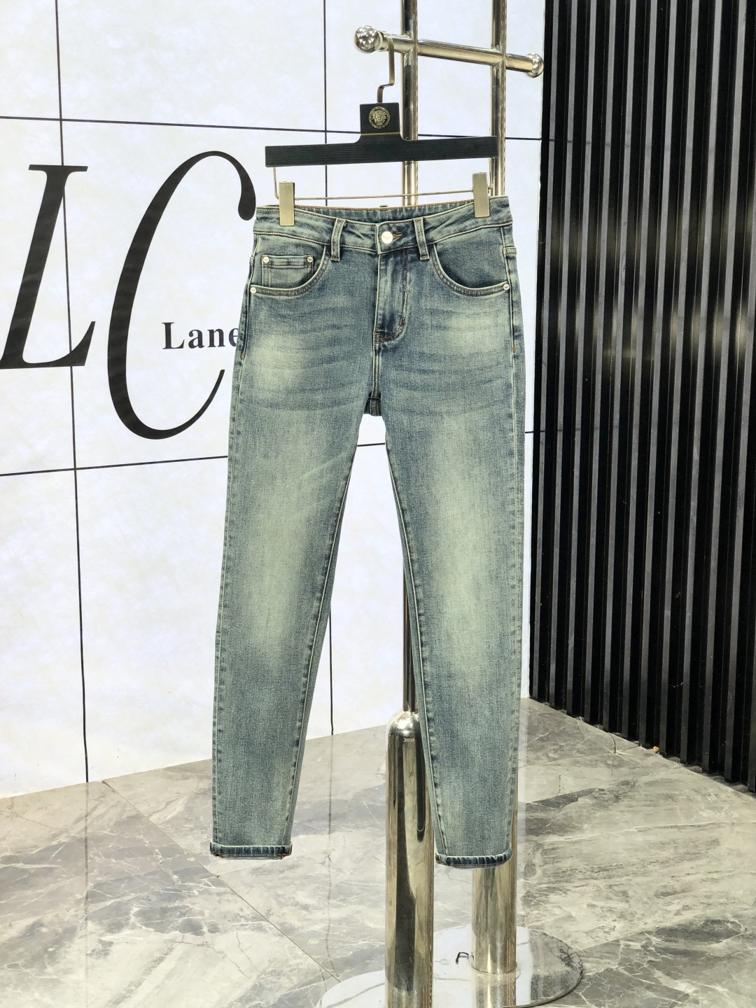 NO:572057,. Armani. Official website counter is on sale simultaneously, 2025SS new autumn and winter men's casual jeans, original quality, counter customized original denim fabric, logo pattern design, 5 pants body original hardware decoration, three-dimensional clarity, realistic effect, super trendy personality, fashionable and stylish upper body!  Must-have items for trendy men in sizes 28-38, armani, jeans, alexander wang19860909.阿玛尼.官网专柜同步发售,2025SS秋冬新品男士休闲牛仔裤,原单品质,专柜定制原版牛仔面料,logo图案设计,5裤身原版五金辅料装饰,立体清晰,效果逼真,超级潮流个性,上身时尚有型！潮男必备单品 码数28-38,,armani,jeans,alexander wang,Men's clothing