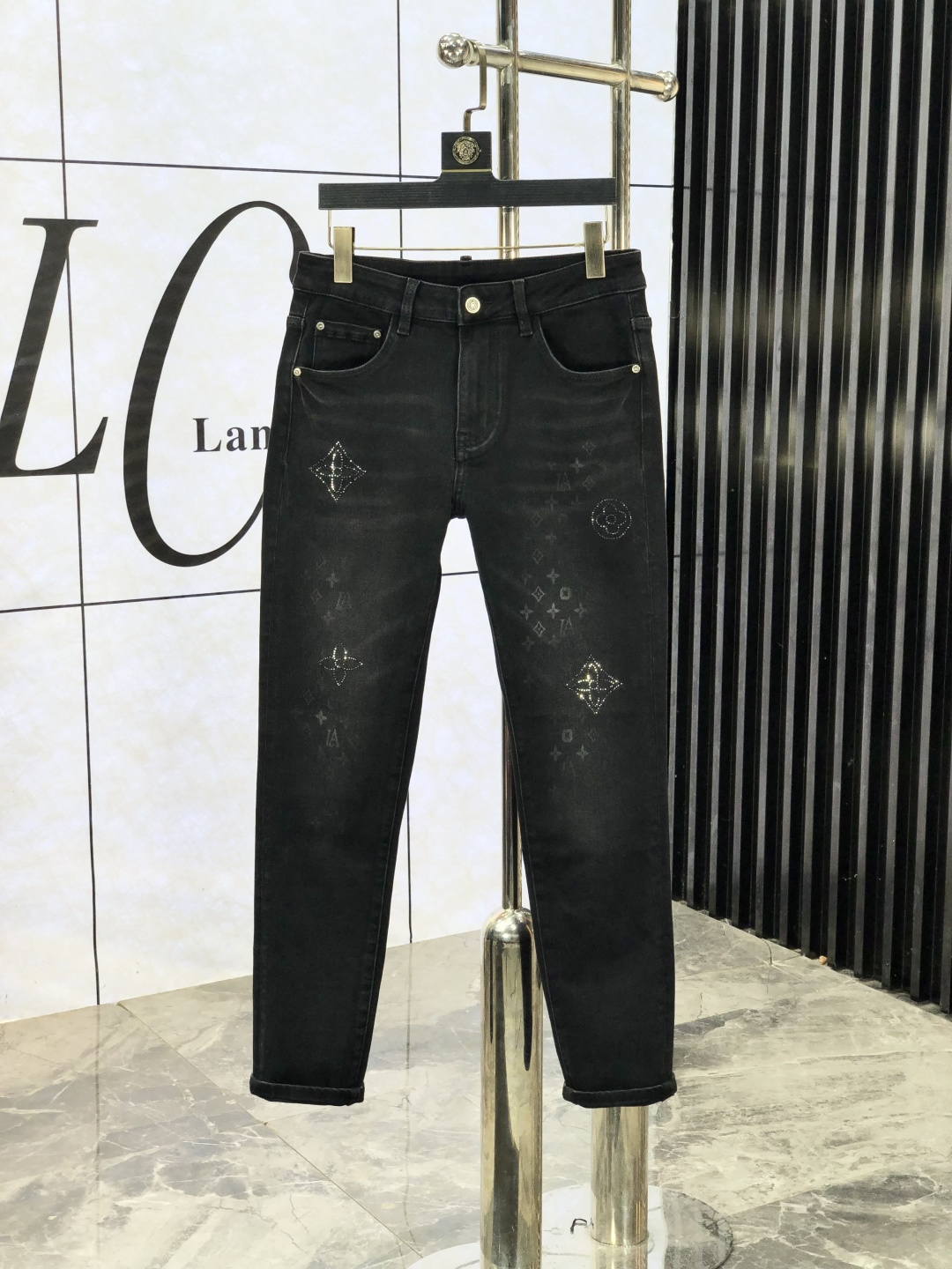 NO:572060,.Lv. Official website counter is on sale simultaneously, 2025SS new autumn and winter men's casual jeans, original quality, counter customized original denim fabric, logo pattern design, 5 pants body original hardware decoration, three-dimensional clarity, realistic effect, super trendy personality, fashionable and stylish upper body!  Must-have items for trendy men, sizes 28-38, Louis Vuitton, Jeans, Alexander Wang19860909.Lv.官网专柜同步发售,2025SS秋冬新品男士休闲牛仔裤,原单品质,专柜定制原版牛仔面料,logo图案设计,5裤身原版五金辅料装饰,立体清晰,效果逼真,超级潮流个性,上身时尚有型！潮男必备单品 码数28-38,,louis vuitton,jeans,alexander wang,Men's clothing