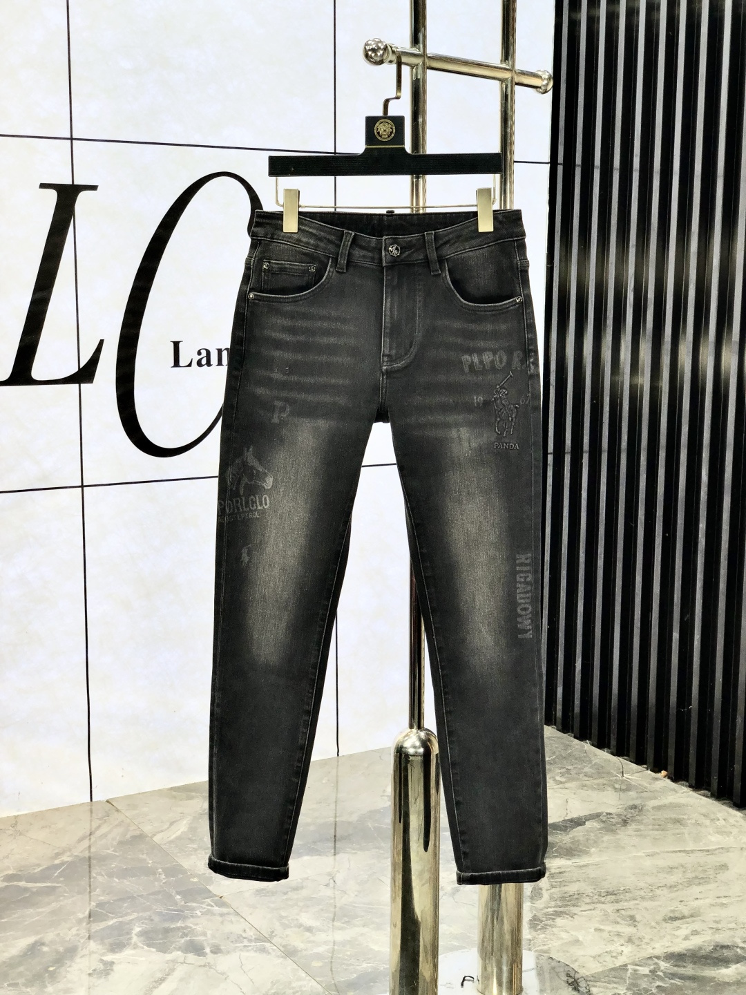 NO:572063,.polo. Official website counters are on sale simultaneously, 2025SS new autumn and winter men's casual jeans, original quality, counter-customized original denim fabrics, logo pattern design, 5 pants body original hardware decoration, three-dimensional clarity, realistic effect, super trendy personality, fashionable and stylish upper body!  Must-have items for trendy men in sizes 28-38, jeans, alexander wang19860909.polo.官网专柜同步发售,2025SS秋冬新品男士休闲牛仔裤,原单品质,专柜定制原版牛仔面料,logo图案设计,5裤身原版五金辅料装饰,立体清晰,效果逼真,超级潮流个性,上身时尚有型！潮男必备单品 码数28-38,,jeans,alexander wang,Men's clothing