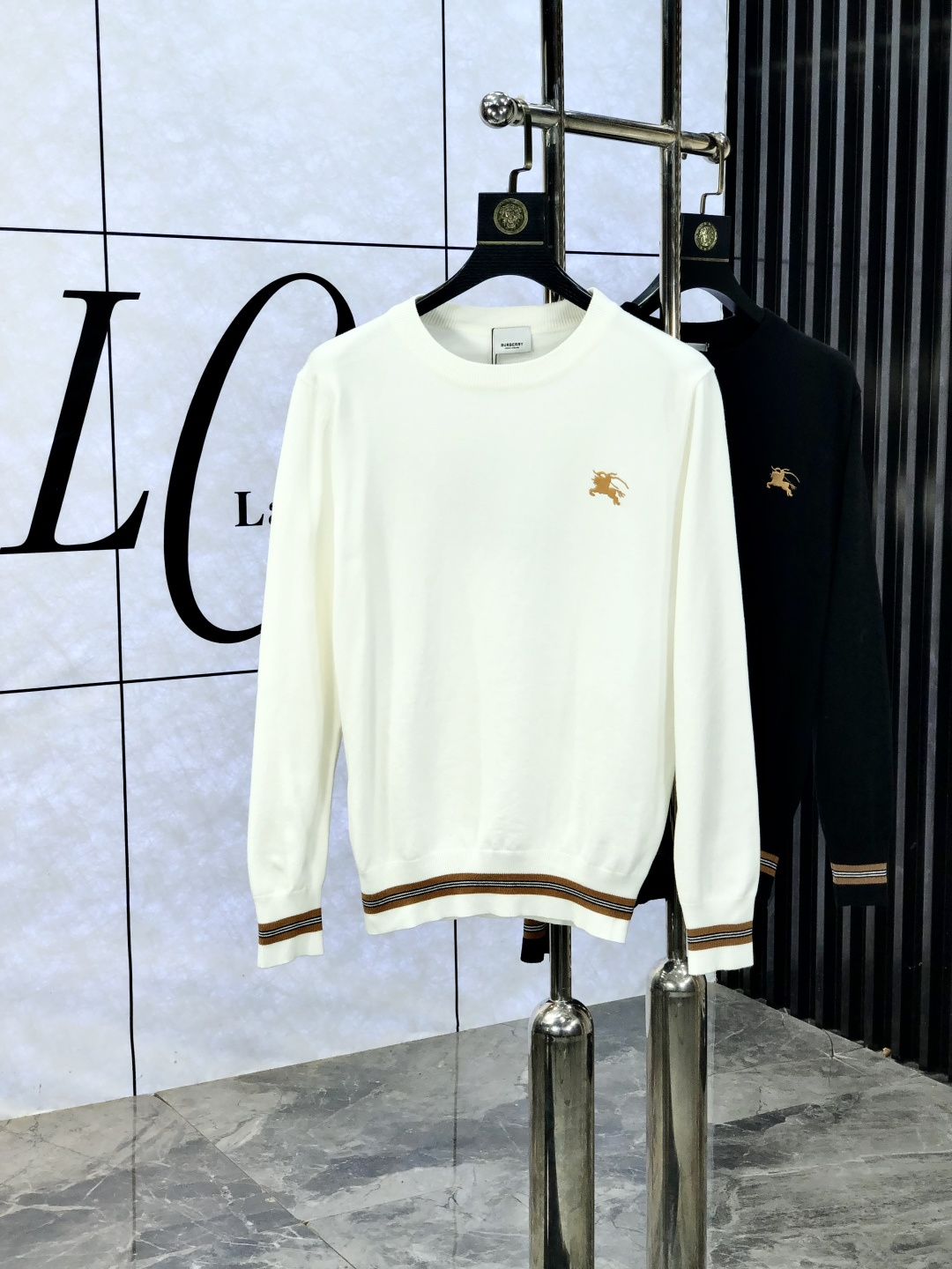 NO:572066,.Burberry.2025//New products for autumn and winter. Soft lapel wool sweater, exclusive design!  A sweater with super smooth lines that is in line with the aesthetic tone. The most basic style adopts a minimalist and low-key luxury style. In the fashion industry, the simpler the item, the easier it is to show a high-end fashion sense. The 3-custom cotton knitted fabric is soft and comfortable to the touch, and has excellent skin-friendliness. It is a very fashionable style for reducing age. It is a must-have item!  Size M-3xL.m wears 175/130,,burberry,sweaters,alexander wang19860909.巴宝莉.2025//秋冬新品 柔软翻领羊毛针织衫,设计独家呈现！超级流畅线条感极符合美学基调的一款毛衣,最基础的款式以极简低调的奢华风格,w在时尚界越简单的单品,越极易彰显出高级时髦感,3客供全棉针织面料,触感柔软舒适,亲肤性极佳,极具减龄时髦款式,必入单品！ 码数M-3xL.m穿175/130,,burberry,sweaters,alexander wang,Men's clothing