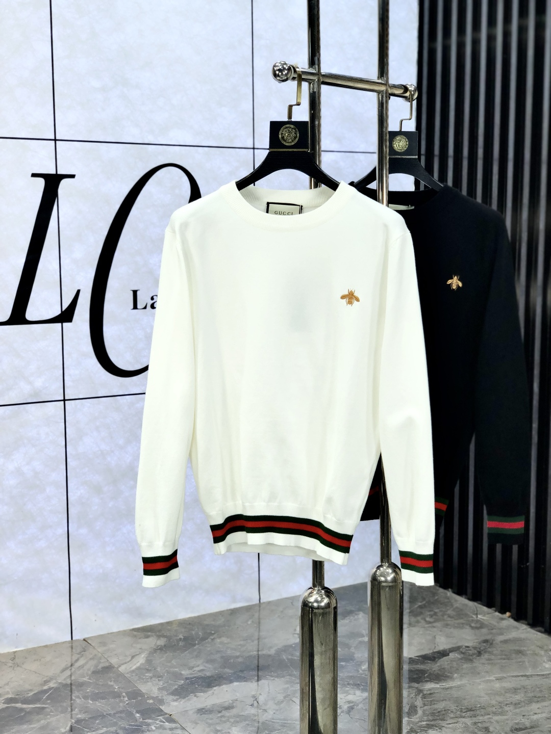 NO:572049,.Gucci.2025//New arrivals for autumn and winter. Soft lapel wool sweater, exclusive design!  A sweater with super smooth lines that is in line with the aesthetic tone. The most basic style adopts a minimalist and low-key luxury style. In the fashion industry, the simpler the item, the easier it is to show a high-end fashion sense. The 3-custom cotton knitted fabric is soft and comfortable to the touch, and has excellent skin-friendliness. It is a very fashionable style for reducing age. It is a must-have item!  Size M-3xL.m wears 175/130,,gucci,sweaters,alexander wang19860909.Gucci.2025//秋冬新品 柔软翻领羊毛针织衫,设计独家呈现！超级流畅线条感极符合美学基调的一款毛衣,最基础的款式以极简低调的奢华风格,w在时尚界越简单的单品,越极易彰显出高级时髦感,3客供全棉针织面料,触感柔软舒适,亲肤性极佳,极具减龄时髦款式,必入单品！ 码数M-3xL.m穿175/130,,gucci,sweaters,alexander wang,Men's clothing