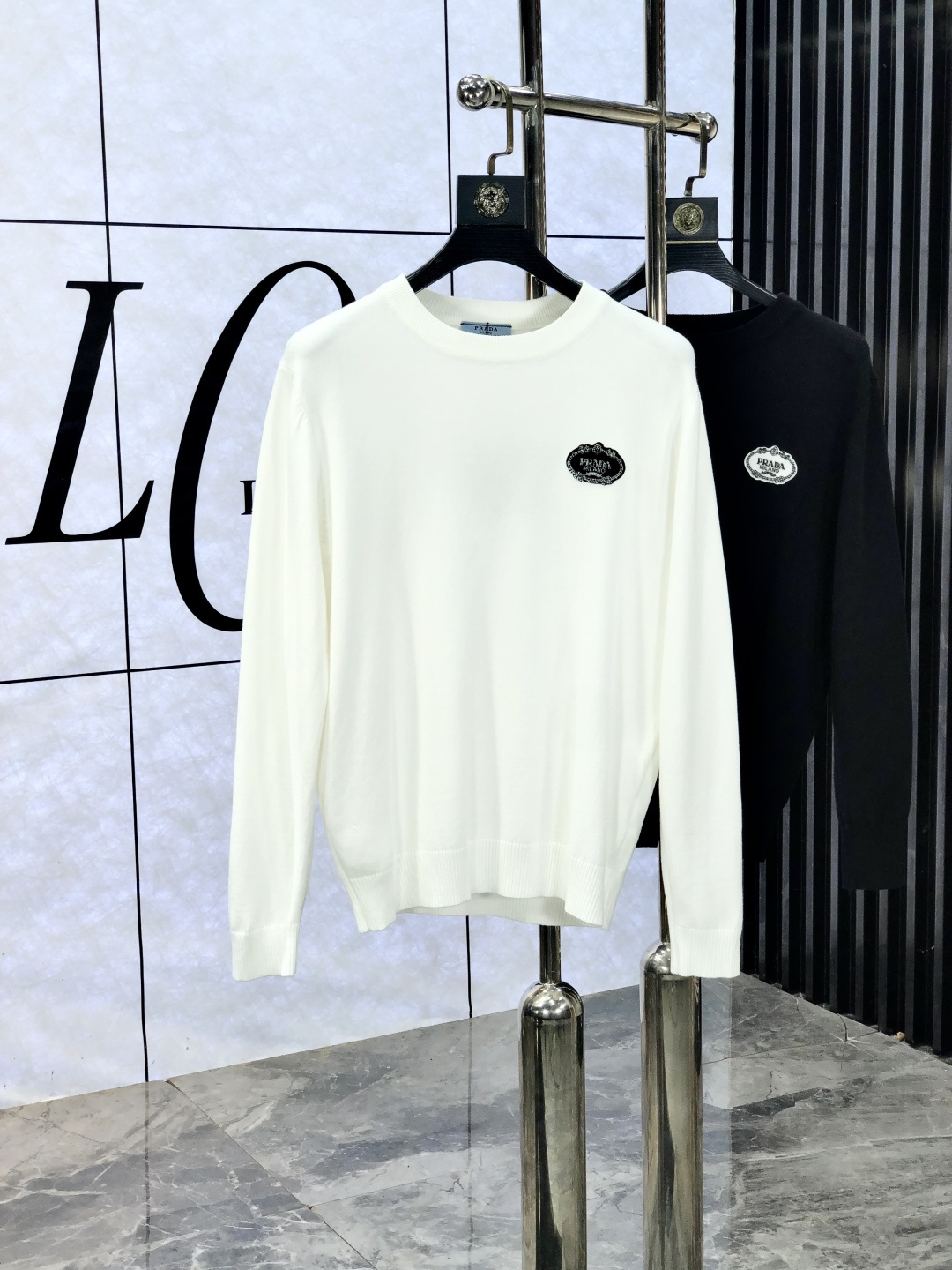 NO:572055,.Prada.2025//New products for autumn and winter. Soft lapel wool sweater, exclusive design!  A sweater with super smooth lines that is in line with the aesthetic tone. The most basic style adopts a minimalist and low-key luxury style. In the fashion industry, the simpler the item, the easier it is to show a high-end fashion sense. The 3-custom cotton knitted fabric is soft and comfortable to the touch, and has excellent skin-friendliness. It is a very fashionable style for reducing age. It is a must-have item!  Size M-3xL.m wears 175/130, prada, sweaters, alexander wang19860909.普拉达.2025//秋冬新品 柔软翻领羊毛针织衫,设计独家呈现！超级流畅线条感极符合美学基调的一款毛衣,最基础的款式以极简低调的奢华风格,w在时尚界越简单的单品,越极易彰显出高级时髦感,3客供全棉针织面料,触感柔软舒适,亲肤性极佳,极具减龄时髦款式,必入单品！ 码数M-3xL.m穿175/130,,prada,sweaters,alexander wang,Men's clothing