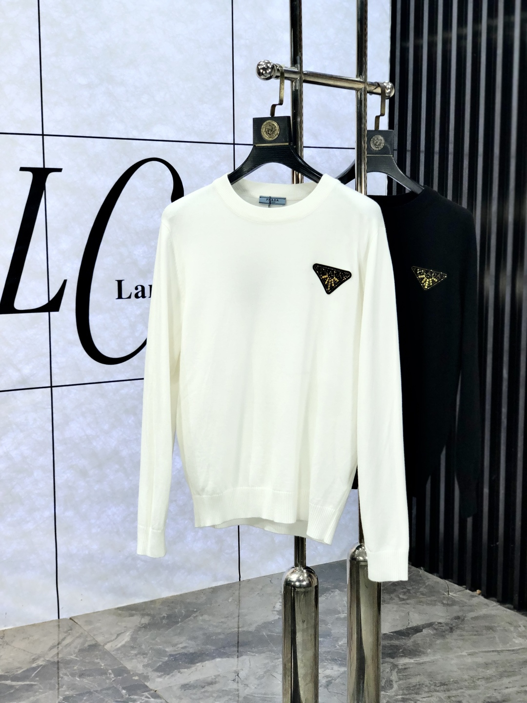 NO:572061,.Prada.2025//New products for autumn and winter. Soft lapel wool sweater, exclusive design!  A sweater with super smooth lines that is in line with the aesthetic tone. The most basic style adopts a minimalist and low-key luxury style. In the fashion industry, the simpler the item, the easier it is to show a high-end fashion sense. The 3-custom cotton knitted fabric is soft and comfortable to the touch, and has excellent skin-friendliness. It is a very fashionable style for reducing age. It is a must-have item!  Size M-3xL.m wears 175/130, prada, sweaters, alexander wang19860909.普拉达.2025//秋冬新品 柔软翻领羊毛针织衫,设计独家呈现！超级流畅线条感极符合美学基调的一款毛衣,最基础的款式以极简低调的奢华风格,w在时尚界越简单的单品,越极易彰显出高级时髦感,3客供全棉针织面料,触感柔软舒适,亲肤性极佳,极具减龄时髦款式,必入单品！ 码数M-3xL.m穿175/130,,prada,sweaters,alexander wang,Men's clothing