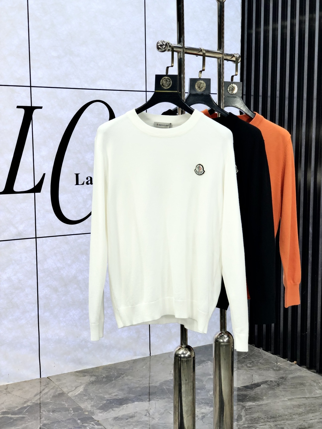 NO:572064,.Mengkou.2025//New arrivals for autumn and winter. Soft lapel wool sweater, exclusive design!  A sweater with super smooth lines that is in line with the aesthetic tone. The most basic style adopts a minimalist and low-key luxury style. In the fashion industry, the simpler the item, the easier it is to show a high-end fashion sense. The 3-custom cotton knitted fabric is soft and comfortable to the touch, and has excellent skin-friendliness. It is a very fashionable style for reducing age. It is a must-have item!  Size M-3xL.m wears 175/130,,Moncler,sweaters,alexander wang19860909.蒙口.2025//秋冬新品 柔软翻领羊毛针织衫,设计独家呈现！超级流畅线条感极符合美学基调的一款毛衣,最基础的款式以极简低调的奢华风格,w在时尚界越简单的单品,越极易彰显出高级时髦感,3客供全棉针织面料,触感柔软舒适,亲肤性极佳,极具减龄时髦款式,必入单品！ 码数M-3xL.m穿175/130,,Moncler,sweaters,alexander wang,Men's clothing