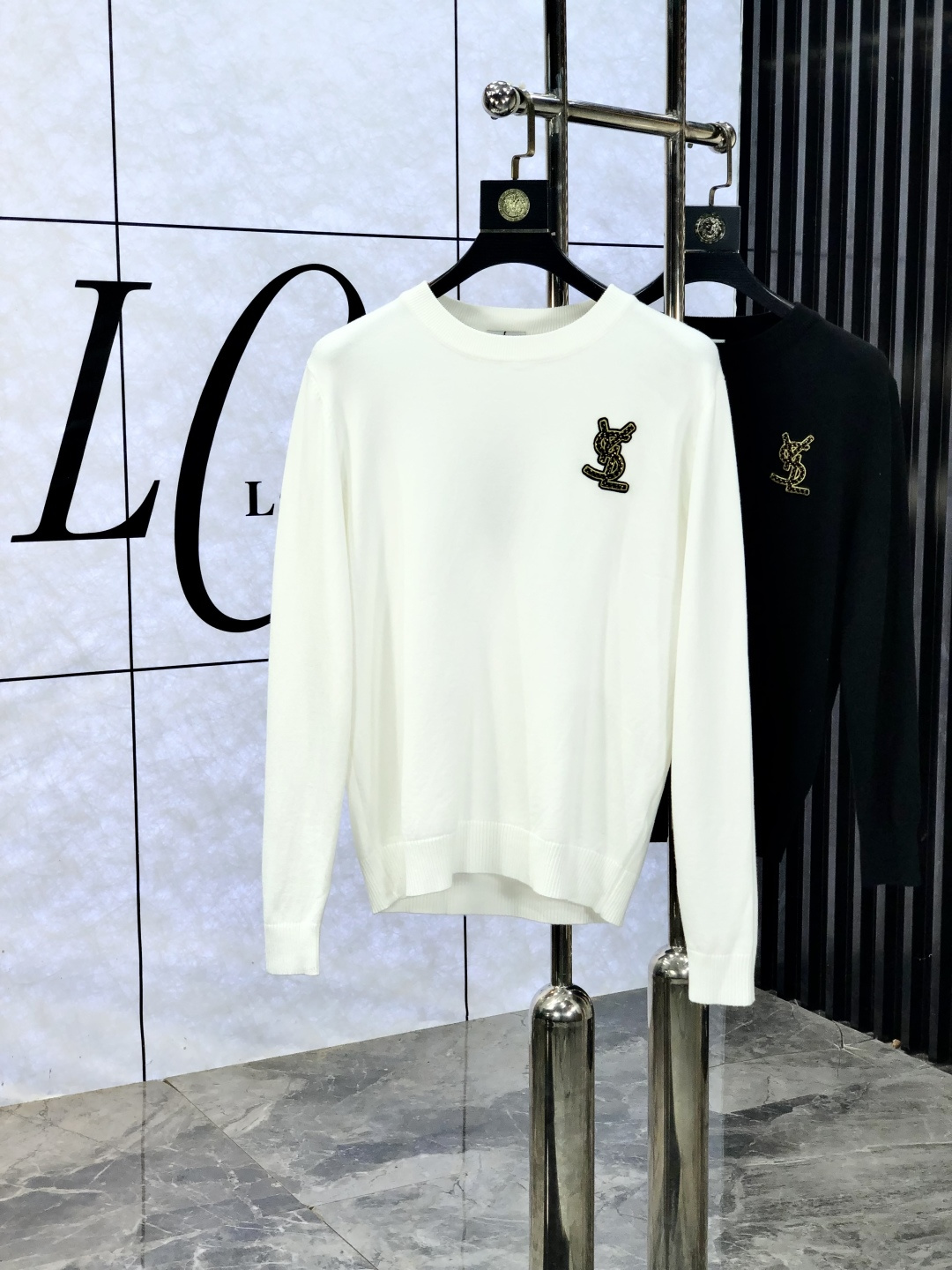 NO:572041,.Saint Laurent.2025//New arrivals for autumn and winter. Soft lapel wool sweater, exclusive design!  A sweater with super smooth lines that is in line with the aesthetic tone. The most basic style adopts a minimalist and low-key luxury style. In the fashion industry, the simpler the item, the easier it is to show a high-end fashion sense. The 3-custom cotton knitted fabric is soft and comfortable to the touch, and has excellent skin-friendliness. It is a very fashionable style for reducing age. It is a must-have item!  Size M-3xL.m wears 175/130, saint laurent, sweaters, alexander wang19860909.圣罗兰.2025//秋冬新品 柔软翻领羊毛针织衫,设计独家呈现！超级流畅线条感极符合美学基调的一款毛衣,最基础的款式以极简低调的奢华风格,w在时尚界越简单的单品,越极易彰显出高级时髦感,3客供全棉针织面料,触感柔软舒适,亲肤性极佳,极具减龄时髦款式,必入单品！ 码数M-3xL.m穿175/130,,saint laurent,sweaters,alexander wang,Men's clothing