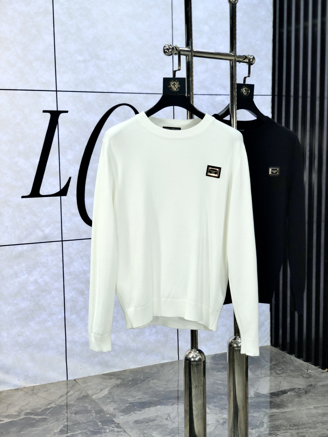 NO:572044,.D&G.2025//New products for autumn and winter. Soft lapel wool sweater, exclusive design!  A sweater with super smooth lines that is in line with the aesthetic tone. The most basic style adopts a minimalist and low-key luxury style. In the fashion industry, the simpler the item, the easier it is to show a high-end fashion sense. The 3-custom cotton knitted fabric is soft and comfortable to the touch, and has excellent skin-friendliness. It is a very fashionable style for reducing age. It is a must-have item!  Size M-3xL.m wears 175/130,,Dolce&Gabbana,sweaters,alexander wang19860909.D&G.2025//秋冬新品 柔软翻领羊毛针织衫,设计独家呈现！超级流畅线条感极符合美学基调的一款毛衣,最基础的款式以极简低调的奢华风格,w在时尚界越简单的单品,越极易彰显出高级时髦感,3客供全棉针织面料,触感柔软舒适,亲肤性极佳,极具减龄时髦款式,必入单品！ 码数M-3xL.m穿175/130,,Dolce&Gabbana,sweaters,alexander wang,Men's clothing