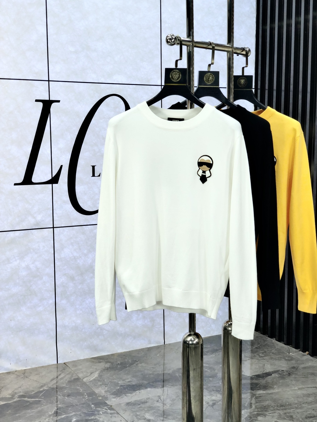 NO:572047,.FENDI 2025//New products for autumn and winter Soft lapel wool sweater, exclusive design!  A sweater with super smooth lines that is in line with the aesthetic tone. The most basic style adopts a minimalist and low-key luxury style. In the fashion industry, the simpler the item, the easier it is to show a high-end fashion sense. The 3-custom cotton knitted fabric is soft and comfortable to the touch, and has excellent skin-friendliness. It is a very fashionable style for reducing age. It is a must-have item!  Size M-3xL.m wears 175/130,,fendi,sweaters,alexander wang19860909.芬迪 2025//秋冬新品 柔软翻领羊毛针织衫,设计独家呈现！超级流畅线条感极符合美学基调的一款毛衣,最基础的款式以极简低调的奢华风格,w在时尚界越简单的单品,越极易彰显出高级时髦感,3客供全棉针织面料,触感柔软舒适,亲肤性极佳,极具减龄时髦款式,必入单品！ 码数M-3xL.m穿175/130,,fendi,sweaters,alexander wang,Men's clothing