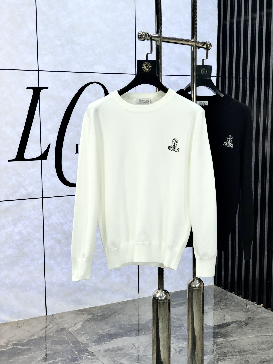 NO:572053,.BC.2025//New products for autumn and winter. Soft lapel wool sweater, exclusive design!  A sweater with super smooth lines that is in line with the aesthetic tone. The most basic style adopts a minimalist and low-key luxury style. In the fashion industry, the simpler the item, the easier it is to show a high-end fashion sense. The 3-custom cotton knitted fabric is soft and comfortable to the touch, and has excellent skin-friendliness. It is a very fashionable style for reducing age. It is a must-have item!  Size M-3xL.m wears 175/130,,sweaters,alexander wang19860909.BC.2025//秋冬新品 柔软翻领羊毛针织衫,设计独家呈现！超级流畅线条感极符合美学基调的一款毛衣,最基础的款式以极简低调的奢华风格,w在时尚界越简单的单品,越极易彰显出高级时髦感,3客供全棉针织面料,触感柔软舒适,亲肤性极佳,极具减龄时髦款式,必入单品！ 码数M-3xL.m穿175/130,,sweaters,alexander wang,Men's clothing