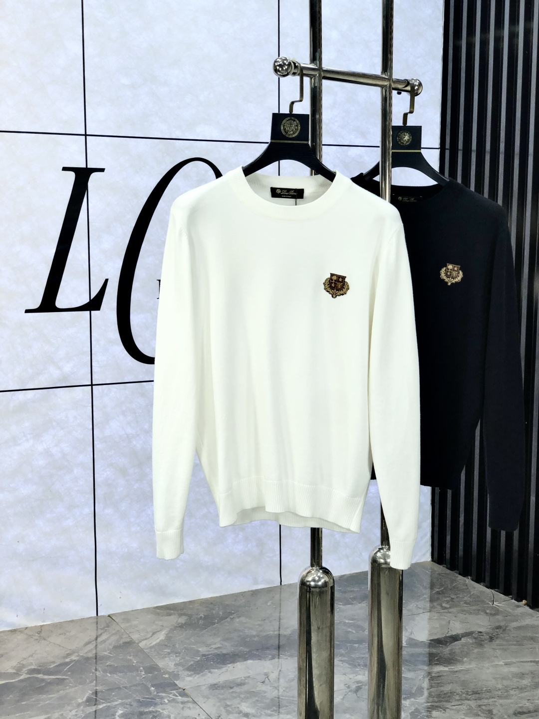 NO:572056,.LP.2025//New products for autumn and winter. Soft lapel wool sweater, exclusive design!  A sweater with super smooth lines that is in line with the aesthetic tone. The most basic style adopts a minimalist and low-key luxury style. In the fashion industry, the simpler the item, the easier it is to show a high-end fashion sense. The 3-custom cotton knitted fabric is soft and comfortable to the touch, and has excellent skin-friendliness. It is a very fashionable style for reducing age. It is a must-have item!  Size M-3xL.m wears 175/130,,loro piana,sweaters,alexander wang19860909.LP.2025//秋冬新品 柔软翻领羊毛针织衫,设计独家呈现！超级流畅线条感极符合美学基调的一款毛衣,最基础的款式以极简低调的奢华风格,w在时尚界越简单的单品,越极易彰显出高级时髦感,3客供全棉针织面料,触感柔软舒适,亲肤性极佳,极具减龄时髦款式,必入单品！ 码数M-3xL.m穿175/130,,loro piana,sweaters,alexander wang,Men's clothing