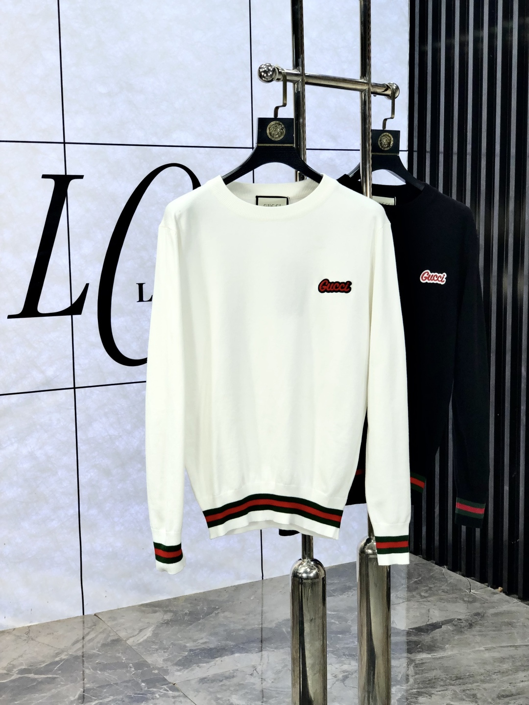 NO:572059,.Gucci.2025//New arrivals for autumn and winter. Soft lapel wool sweater, exclusive design!  A sweater with super smooth lines that is in line with the aesthetic tone. The most basic style adopts a minimalist and low-key luxury style. In the fashion industry, the simpler the item, the easier it is to show a high-end fashion sense. The 3-custom cotton knitted fabric is soft and comfortable to the touch, and has excellent skin-friendliness. It is a very fashionable style for reducing age. It is a must-have item!  Size M-3xL.m wears 175/130,,gucci,sweaters,alexander wang19860909.Gucci.2025//秋冬新品 柔软翻领羊毛针织衫,设计独家呈现！超级流畅线条感极符合美学基调的一款毛衣,最基础的款式以极简低调的奢华风格,w在时尚界越简单的单品,越极易彰显出高级时髦感,3客供全棉针织面料,触感柔软舒适,亲肤性极佳,极具减龄时髦款式,必入单品！ 码数M-3xL.m穿175/130,,gucci,sweaters,alexander wang,Men's clothing