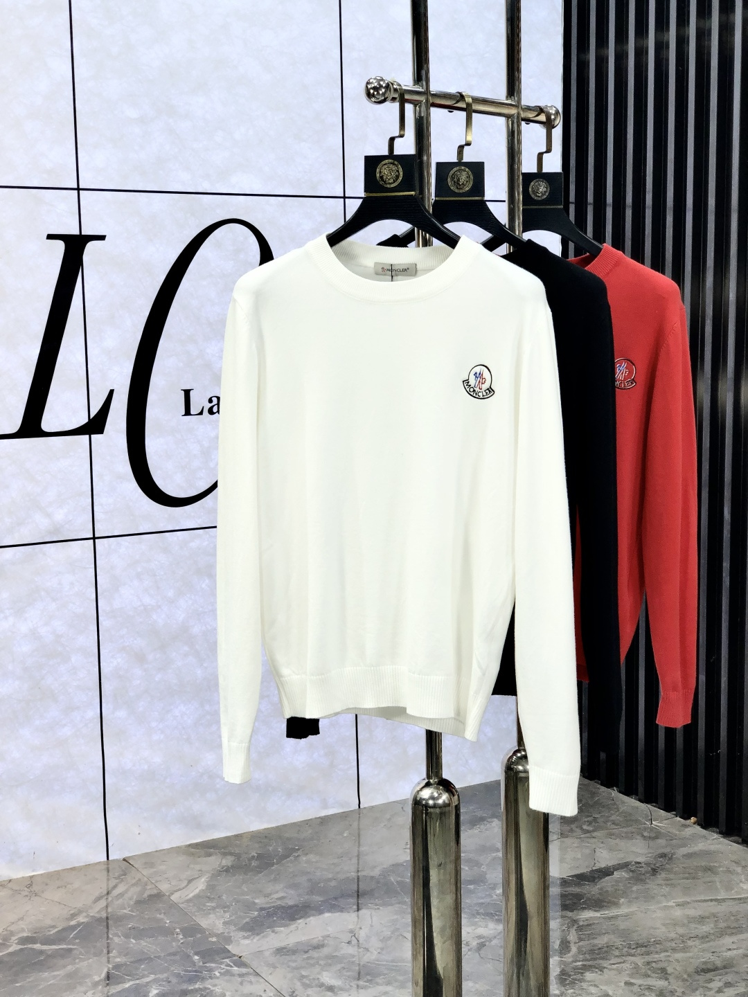 NO:572062,.Mengkou.2025//New arrivals for autumn and winter. Soft lapel wool sweater, exclusive design!  A sweater with super smooth lines that is in line with the aesthetic tone. The most basic style adopts a minimalist and low-key luxury style. In the fashion industry, the simpler the item, the easier it is to show a high-end fashion sense. The 3-custom cotton knitted fabric is soft and comfortable to the touch, and has excellent skin-friendliness. It is a very fashionable style for reducing age. It is a must-have item!  Size M-3xL.m wears 175/130,,Moncler,sweaters,alexander wang19860909.蒙口.2025//秋冬新品 柔软翻领羊毛针织衫,设计独家呈现！超级流畅线条感极符合美学基调的一款毛衣,最基础的款式以极简低调的奢华风格,w在时尚界越简单的单品,越极易彰显出高级时髦感,3客供全棉针织面料,触感柔软舒适,亲肤性极佳,极具减龄时髦款式,必入单品！ 码数M-3xL.m穿175/130,,Moncler,sweaters,alexander wang,Men's clothing