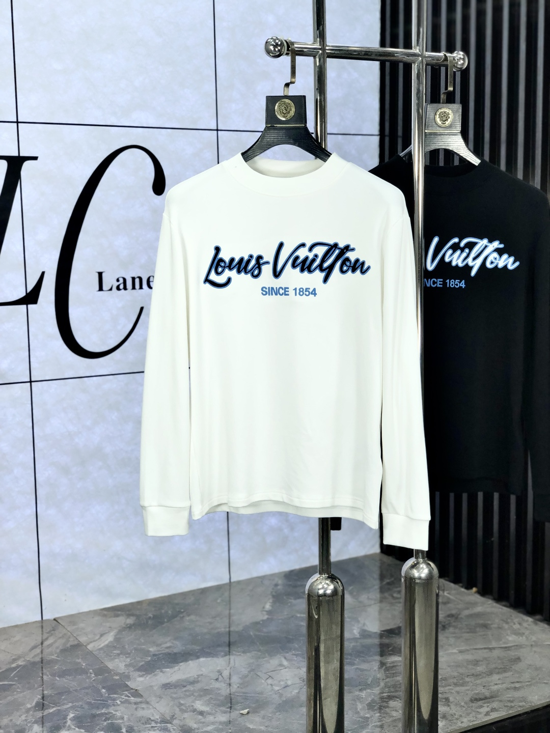 NO:572065,.LV.25ss new bottoming shirt, streamlined round neck and long sleeves. Classic work. Super fashionable streamlined long T is a holy item for single wear and inner wear. Selected and customized for customers.  Made of velvet-like material, the surface is soft and delicate, and it is very skin-friendly and comfortable. It can not only give you a fashionable and stylish dressing effect, but also provide effective warmth and comfort. It has high elasticity and can control various body shapes. It has excellent appearance and texture, and is definitely a must-have item for everyone!  One of the biggest selling points this year!  !  !  The classic micro-mark logo embellishment and the overall neat and detailed cutting embody a natural sense of grandeur. The overall clean style reveals a low-key and luxurious high-end fashion sense!  s-xxL.s wears 175/130 pounds,,louis vuitton,alexander wang19860909.LV.25ss新款打底衫 精简圆领长袖 经典著作,超时髦的精简款长T属于单穿内搭的圣品.甄选客供定织 绒感类材质制成,表面软糯细腻质地,b相当亲肤舒适,既能给你时尚有型的着身效果,又能起到有效的保暖舒适性,高弹力,可驾驭各种身形.极佳的品相质感,绝对是当之无愧的人手必入单品！今年最大卖点之一！！！经典微标logo缀饰,整体工整细密的走线裁剪,更是体现着一种浑然天成的大气感,整体净版的款式更是显露出低调奢华的高级时尚感！ s-xxL.s穿175/130斤,,louis vuitton,alexander wang,Men's clothing