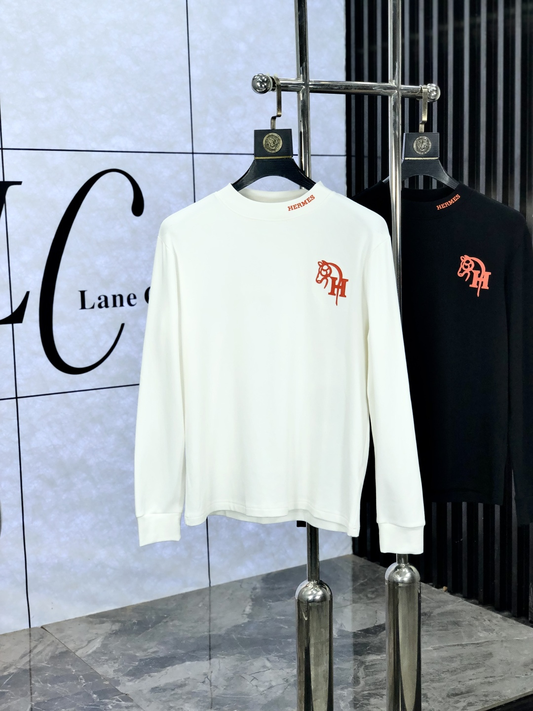 NO:572069,.Hermès .25ss new bottoming shirt, streamlined round neck and long sleeves, classic work, super fashionable streamlined long T is a holy item for single wear and inner wear. Selected and customized for customers.  Made of velvet-like material, the surface is soft and delicate, and it is very skin-friendly and comfortable. It can not only give you a fashionable and stylish dressing effect, but also provide effective warmth and comfort. It has high elasticity and can control various body shapes. It has excellent appearance and texture, and is definitely a must-have item for everyone!  One of the biggest selling points this year!  !  !  The classic micro-mark logo embellishment and the overall neat and detailed cutting embody a natural sense of grandeur. The overall clean style reveals a low-key and luxurious high-end fashion sense!  s-xxL.s wears 175/130 pounds,,hermes,alexander wang19860909.爱马仕.25ss新款打底衫 精简圆领长袖 经典著作,超时髦的精简款长T属于单穿内搭的圣品.甄选客供定织 绒感类材质制成,表面软糯细腻质地,b相当亲肤舒适,既能给你时尚有型的着身效果,又能起到有效的保暖舒适性,高弹力,可驾驭各种身形.极佳的品相质感,绝对是当之无愧的人手必入单品！今年最大卖点之一！！！经典微标logo缀饰,整体工整细密的走线裁剪,更是体现着一种浑然天成的大气感,整体净版的款式更是显露出低调奢华的高级时尚感！ s-xxL.s穿175/130斤,,hermes,alexander wang,Men's clothing