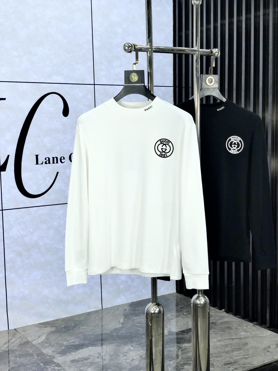 NO:572071,.Gucci.25ss new bottoming shirt, streamlined round neck and long sleeves, classic work, super fashionable streamlined long T is a holy item for single wear and inner wear. Selected and customized for customers.  Made of velvet-like material, the surface is soft and delicate, and it is very skin-friendly and comfortable. It can not only give you a fashionable and stylish dressing effect, but also provide effective warmth and comfort. It has high elasticity and can control various body shapes. It has excellent appearance and texture, and is definitely a must-have item for everyone!  One of the biggest selling points this year!  !  !  The classic micro-mark logo embellishment and the overall neat and detailed cutting embody a natural sense of grandeur. The overall clean style reveals a low-key and luxurious high-end fashion sense!  s-xxL.s wears 175/130 pounds,,gucci,alexander wang19860909.Gucci.25ss新款打底衫 精简圆领长袖 经典著作,超时髦的精简款长T属于单穿内搭的圣品.甄选客供定织 绒感类材质制成,表面软糯细腻质地,b相当亲肤舒适,既能给你时尚有型的着身效果,又能起到有效的保暖舒适性,高弹力,可驾驭各种身形.极佳的品相质感,绝对是当之无愧的人手必入单品！今年最大卖点之一！！！经典微标logo缀饰,整体工整细密的走线裁剪,更是体现着一种浑然天成的大气感,整体净版的款式更是显露出低调奢华的高级时尚感！ s-xxL.s穿175/130斤,,gucci,alexander wang,Men's clothing