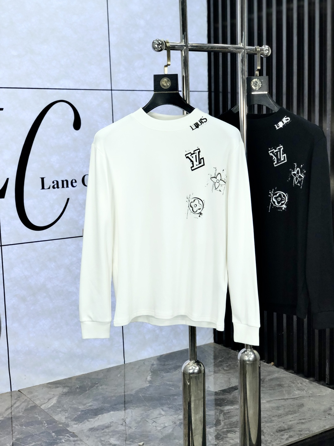 NO:572073,.LV.25ss new bottoming shirt, streamlined round neck and long sleeves. Classic work. Super fashionable streamlined long T is a holy item for single wear and inner wear. Selected and customized for customers.  Made of velvet-like material, the surface is soft and delicate, and it is very skin-friendly and comfortable. It can not only give you a fashionable and stylish dressing effect, but also provide effective warmth and comfort. It has high elasticity and can control various body shapes. It has excellent appearance and texture, and is definitely a must-have item for everyone!  One of the biggest selling points this year!  !  !  The classic micro-mark logo embellishment and the overall neat and detailed cutting embody a natural sense of grandeur. The overall clean style reveals a low-key and luxurious high-end fashion sense!  s-xxL.s wears 175/130 pounds,,louis vuitton,alexander wang19860909.LV.25ss新款打底衫 精简圆领长袖 经典著作,超时髦的精简款长T属于单穿内搭的圣品.甄选客供定织 绒感类材质制成,表面软糯细腻质地,b相当亲肤舒适,既能给你时尚有型的着身效果,又能起到有效的保暖舒适性,高弹力,可驾驭各种身形.极佳的品相质感,绝对是当之无愧的人手必入单品！今年最大卖点之一！！！经典微标logo缀饰,整体工整细密的走线裁剪,更是体现着一种浑然天成的大气感,整体净版的款式更是显露出低调奢华的高级时尚感！ s-xxL.s穿175/130斤,,louis vuitton,alexander wang,Men's clothing