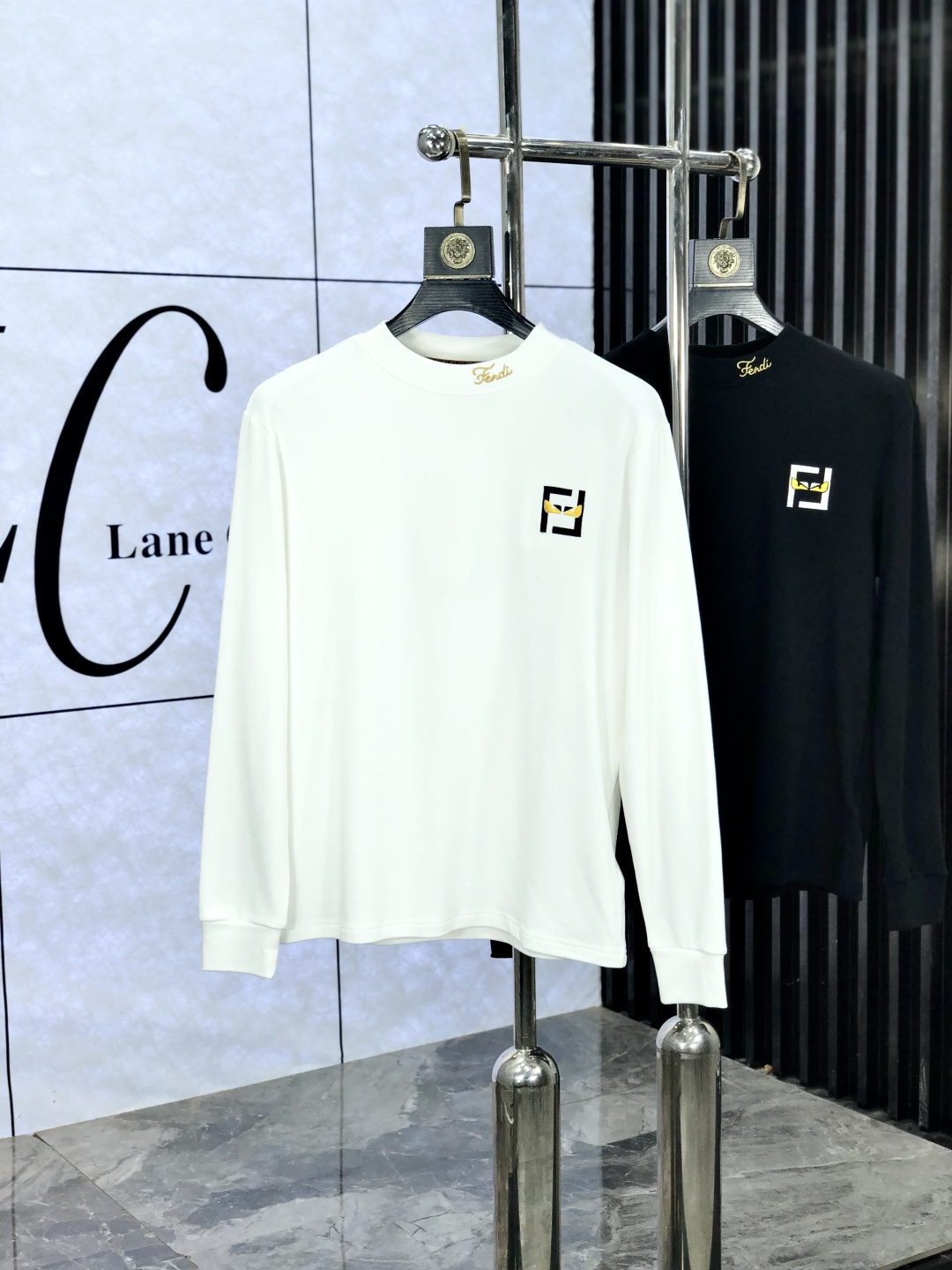 NO:572075,. Fendi .25ss new bottoming shirt, streamlined round neck and long sleeves, classic work, super fashionable streamlined long T is a holy item for single wear and inner wear. Selected and customized for customers.  Made of velvet-like material, the surface is soft and delicate, and it is very skin-friendly and comfortable. It can not only give you a fashionable and stylish dressing effect, but also provide effective warmth and comfort. It has high elasticity and can control various body shapes. It has excellent appearance and texture, and is definitely a must-have item for everyone!  One of the biggest selling points this year!  !  !  The classic micro-mark logo embellishment and the overall neat and detailed cutting embody a natural sense of grandeur. The overall clean style reveals a low-key and luxurious high-end fashion sense!  s-xxL.s wears 175/130 pounds,,fendi,alexander wang19860909.芬迪.25ss新款打底衫 精简圆领长袖 经典著作,超时髦的精简款长T属于单穿内搭的圣品.甄选客供定织 绒感类材质制成,表面软糯细腻质地,b相当亲肤舒适,既能给你时尚有型的着身效果,又能起到有效的保暖舒适性,高弹力,可驾驭各种身形.极佳的品相质感,绝对是当之无愧的人手必入单品！今年最大卖点之一！！！经典微标logo缀饰,整体工整细密的走线裁剪,更是体现着一种浑然天成的大气感,整体净版的款式更是显露出低调奢华的高级时尚感！ s-xxL.s穿175/130斤,,fendi,alexander wang,Men's clothing