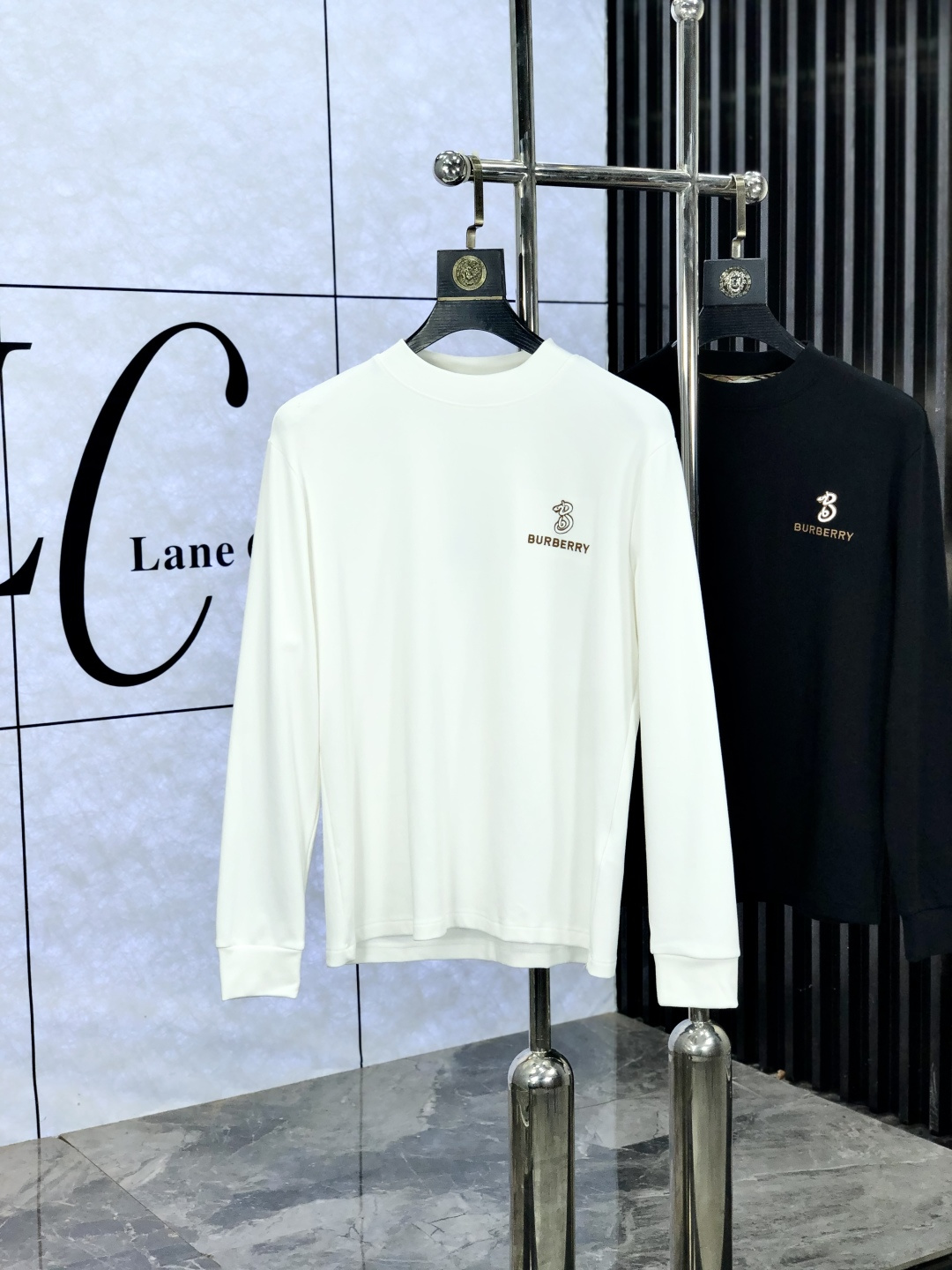 NO:572077,.Burberry .25ss new bottoming shirt, streamlined round neck and long sleeves, classic work, super fashionable streamlined long T is a holy item for single wear and inner wear. Selected and customized for customers.  Made of velvet-like material, the surface is soft and delicate, and it is very skin-friendly and comfortable. It can not only give you a fashionable and stylish dressing effect, but also provide effective warmth and comfort. It has high elasticity and can control various body shapes. It has excellent appearance and texture, and is definitely a must-have item for everyone!  One of the biggest selling points this year!  !  !  The classic micro-mark logo embellishment and the overall neat and detailed cutting embody a natural sense of grandeur. The overall clean style reveals a low-key and luxurious high-end fashion sense!  s-xxL.s wears 175/130 pounds,,burberry,alexander wang19860909.巴宝莉.25ss新款打底衫 精简圆领长袖 经典著作,超时髦的精简款长T属于单穿内搭的圣品.甄选客供定织 绒感类材质制成,表面软糯细腻质地,b相当亲肤舒适,既能给你时尚有型的着身效果,又能起到有效的保暖舒适性,高弹力,可驾驭各种身形.极佳的品相质感,绝对是当之无愧的人手必入单品！今年最大卖点之一！！！经典微标logo缀饰,整体工整细密的走线裁剪,更是体现着一种浑然天成的大气感,整体净版的款式更是显露出低调奢华的高级时尚感！ s-xxL.s穿175/130斤,,burberry,alexander wang,Men's clothing