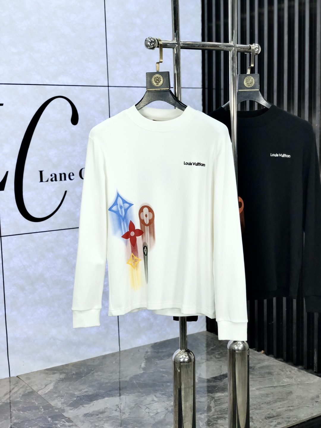 NO:572079,.LV.25ss new bottoming shirt, streamlined round neck and long sleeves. Classic work. Super fashionable streamlined long T is a holy item for single wear and inner wear. Selected and customized for customers.  Made of velvet-like material, the surface is soft and delicate, and it is very skin-friendly and comfortable. It can not only give you a fashionable and stylish dressing effect, but also provide effective warmth and comfort. It has high elasticity and can control various body shapes. It has excellent appearance and texture, and is definitely a must-have item for everyone!  One of the biggest selling points this year!  !  !  The classic micro-mark logo embellishment and the overall neat and detailed cutting embody a natural sense of grandeur. The overall clean style reveals a low-key and luxurious high-end fashion sense!  s-xxL.s wears 175/130 pounds,,louis vuitton,alexander wang19860909.LV.25ss新款打底衫 精简圆领长袖 经典著作,超时髦的精简款长T属于单穿内搭的圣品.甄选客供定织 绒感类材质制成,表面软糯细腻质地,b相当亲肤舒适,既能给你时尚有型的着身效果,又能起到有效的保暖舒适性,高弹力,可驾驭各种身形.极佳的品相质感,绝对是当之无愧的人手必入单品！今年最大卖点之一！！！经典微标logo缀饰,整体工整细密的走线裁剪,更是体现着一种浑然天成的大气感,整体净版的款式更是显露出低调奢华的高级时尚感！ s-xxL.s穿175/130斤,,louis vuitton,alexander wang,Men's clothing