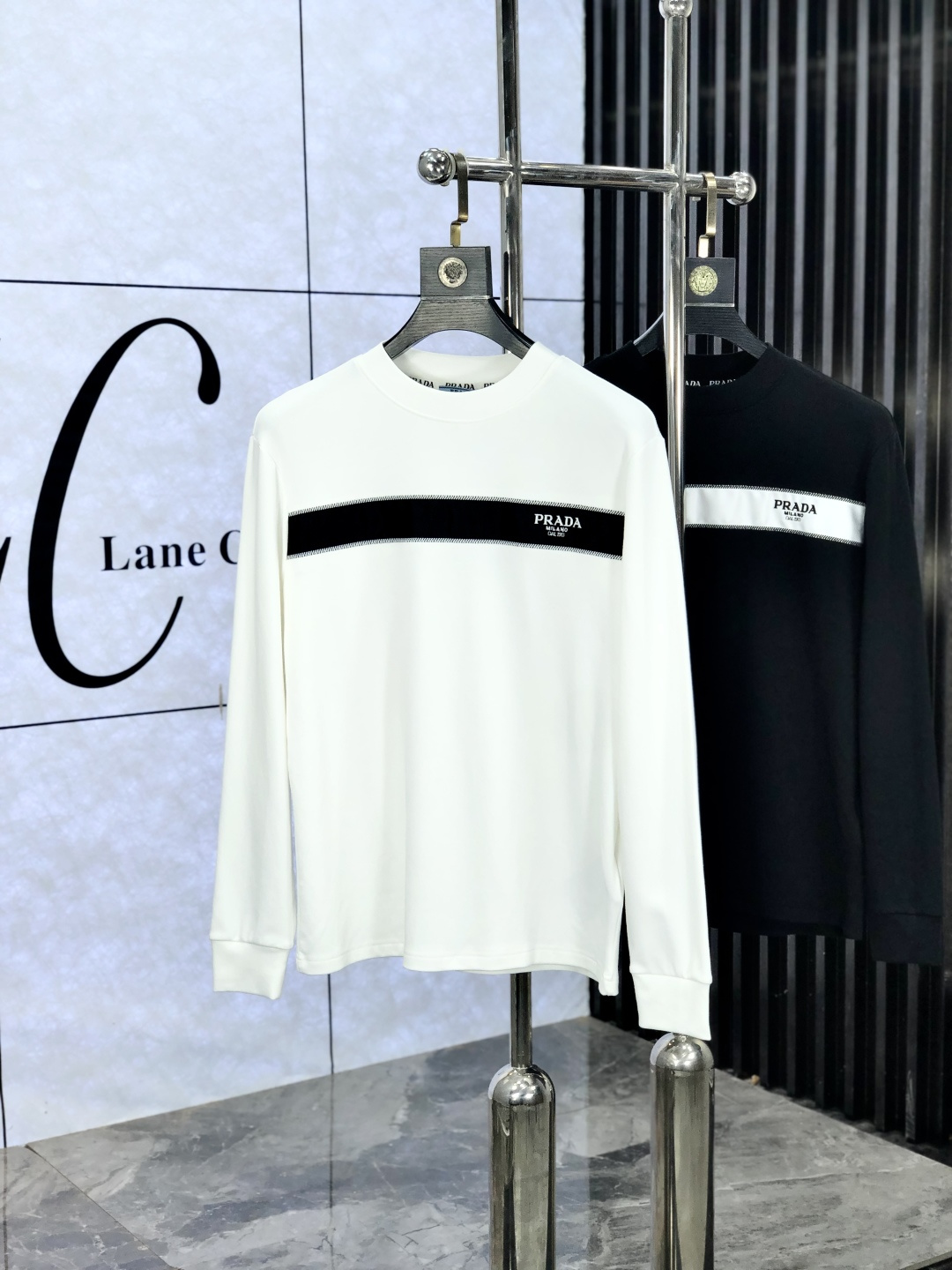 NO:571168,.Prada .25ss new bottoming shirt, streamlined round neck and long sleeves, classic work, super fashionable streamlined long T is a holy item for single wear and inner wear. Selected and customized for customers.  Made of velvet-like material, the surface is soft and delicate, and it is very skin-friendly and comfortable. It can not only give you a fashionable and stylish dressing effect, but also provide effective warmth and comfort. It has high elasticity and can control various body shapes. It has excellent appearance and texture, and is definitely a must-have item for everyone!  One of the biggest selling points this year!  !  !  The classic micro-mark logo embellishment and the overall neat and detailed cutting embody a natural sense of grandeur. The overall clean style reveals a low-key and luxurious high-end fashion sense!  s-xxL.s wears 175/130 pounds, prada, alexander wang19860909.普拉达.25ss新款打底衫 精简圆领长袖 经典著作,超时髦的精简款长T属于单穿内搭的圣品.甄选客供定织 绒感类材质制成,表面软糯细腻质地,b相当亲肤舒适,既能给你时尚有型的着身效果,又能起到有效的保暖舒适性,高弹力,可驾驭各种身形.极佳的品相质感,绝对是当之无愧的人手必入单品！今年最大卖点之一！！！经典微标logo缀饰,整体工整细密的走线裁剪,更是体现着一种浑然天成的大气感,整体净版的款式更是显露出低调奢华的高级时尚感！ s-xxL.s穿175/130斤,,prada,alexander wang,Men's clothing