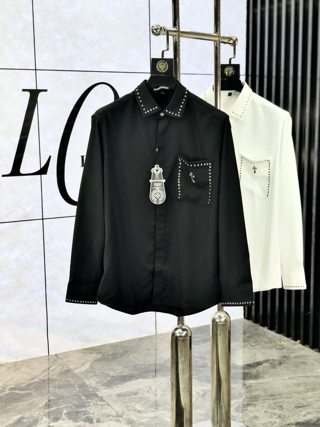 NO:691417,.Cro Xin. The new fashionable men's long-sleeved shirt for all seasons uses high-end top-grade fabrics. It will never pill. It is comfortable and refined, and has excellent upper body effects. The original logo of the luxury brand fully reflects the temperament and taste of men. Fashionable and elegant. Noble heritage. L Simple and delicate design. Perfect tailoring. Meticulous materials. Soft and comfortable feel. Gorgeous colors, highlighting the atmosphere!  Counter size M-3XL.m wears 175/130 pounds,,chrome hearts,19860909.克罗心. 四季款时尚新品男士长袖衬衣 同步采用高档顶级面料 绝不起球 舒适精致,上身效果极佳 奢华品牌原版LOGO搭配 充分体现男人的气质与品位 时尚优雅 贵族底蕴 L简洁细腻的设计 裁剪完美 用料一丝不苟 手感柔软舒适 华丽色彩 彰显大气！专柜尺码M-3XL.m穿175/130斤,,chrome hearts,,Men's clothing