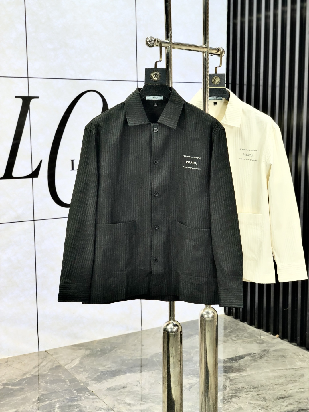 NO:691418,.Prada. Four seasons new fashionable men's long-sleeved shirt. Made of high-end top-grade fabrics. No pilling. Comfortable and exquisite, with excellent upper body effect. The original LOGO of the luxury brand fully reflects the temperament and taste of men. Fashionable and elegant. Noble heritage. L Simple and delicate design. Perfect tailoring. Meticulous materials. Soft and comfortable feel. Gorgeous colors, highlighting the atmosphere!  Counter size M-3XL.m wears 175/130 pounds, prada,19860909.普拉达. 四季款时尚新品男士长袖衬衣 同步采用高档顶级面料 绝不起球 舒适精致,上身效果极佳 奢华品牌原版LOGO搭配 充分体现男人的气质与品位 时尚优雅 贵族底蕴 L简洁细腻的设计 裁剪完美 用料一丝不苟 手感柔软舒适 华丽色彩 彰显大气！专柜尺码M-3XL.m穿175/130斤,,prada,,Men's clothing