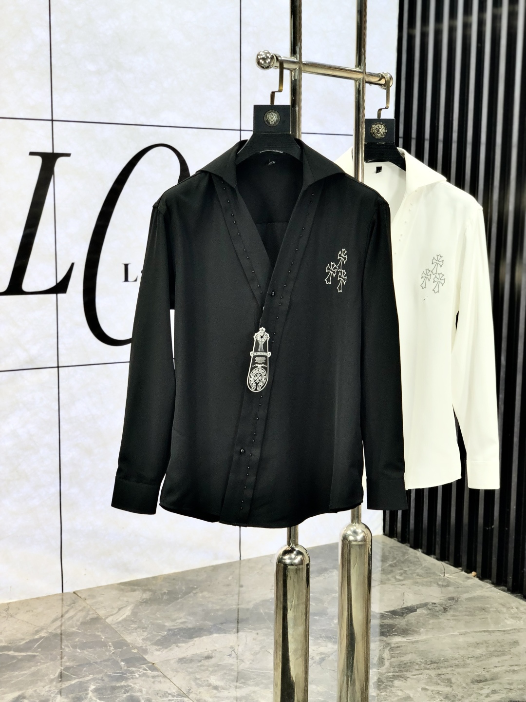 NO:691422,.Cro Xin. The new fashionable men's long-sleeved shirt for all seasons uses high-end top-grade fabrics. It will never pill. It is comfortable and refined, and has excellent upper body effects. The original logo of the luxury brand fully reflects the temperament and taste of men. Fashionable and elegant. Noble heritage. L Simple and delicate design. Perfect tailoring. Meticulous materials. Soft and comfortable feel. Gorgeous colors, highlighting the atmosphere!  Counter size M-3XL.m wears 175/130 pounds,,chrome hearts,19860909.克罗心. 四季款时尚新品男士长袖衬衣 同步采用高档顶级面料 绝不起球 舒适精致,上身效果极佳 奢华品牌原版LOGO搭配 充分体现男人的气质与品位 时尚优雅 贵族底蕴 L简洁细腻的设计 裁剪完美 用料一丝不苟 手感柔软舒适 华丽色彩 彰显大气！专柜尺码M-3XL.m穿175/130斤,,chrome hearts,,Men's clothing