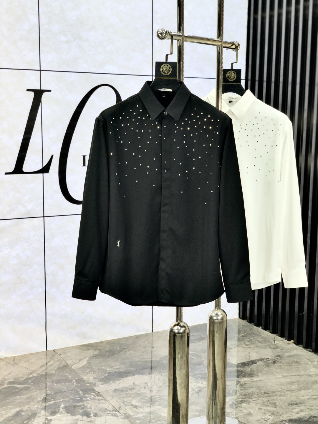 NO:691424,.Yves Saint Laurent. Four seasons new fashionable men's long-sleeved shirt. Made of high-end top-grade fabrics. No pilling. Comfortable and refined, with excellent upper body effect. The original LOGO of the luxury brand fully reflects the temperament and taste of men. Fashionable and elegant. Noble heritage. L Simple and delicate design. Perfect tailoring. Meticulous materials. Soft and comfortable feel. Gorgeous colors, highlighting the atmosphere!  Counter size M-3XL.m wears 175/130 pounds, saint laurent,19860909.圣罗兰. 四季款时尚新品男士长袖衬衣 同步采用高档顶级面料 绝不起球 舒适精致,上身效果极佳 奢华品牌原版LOGO搭配 充分体现男人的气质与品位 时尚优雅 贵族底蕴 L简洁细腻的设计 裁剪完美 用料一丝不苟 手感柔软舒适 华丽色彩 彰显大气！专柜尺码M-3XL.m穿175/130斤,,saint laurent,,Men's clothing