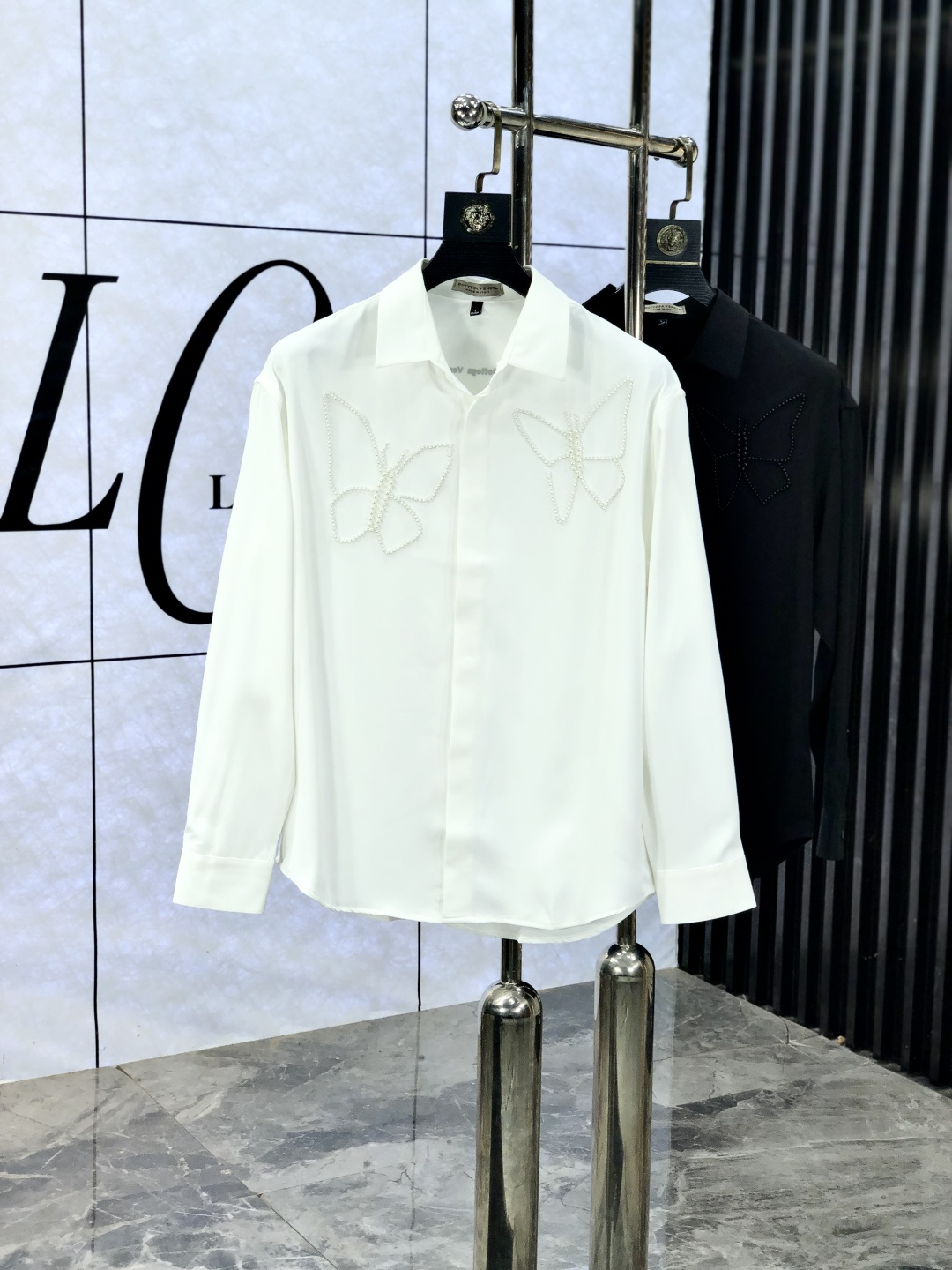 NO:690595,.Bv. Fashion new men's long-sleeved shirt for all seasons. Made of high-end top-grade fabrics. No pilling. Comfortable and exquisite, with excellent upper body effect. Original logo matching of luxury brands. Fully reflects the temperament and taste of men. Fashionable and elegant. Noble heritage. L Simple and delicate design. Perfect tailoring. Meticulous materials. Soft and comfortable feel. Gorgeous colors to highlight the atmosphere!  Counter size M-3XL.m wears 175/130 pounds,,bottega veneta,19860909.Bv. 四季款时尚新品男士长袖衬衣 同步采用高档顶级面料 绝不起球 舒适精致,上身效果极佳 奢华品牌原版LOGO搭配 充分体现男人的气质与品位 时尚优雅 贵族底蕴 L简洁细腻的设计 裁剪完美 用料一丝不苟 手感柔软舒适 华丽色彩 彰显大气！专柜尺码M-3XL.m穿175/130斤,,bottega veneta,,Men's clothing