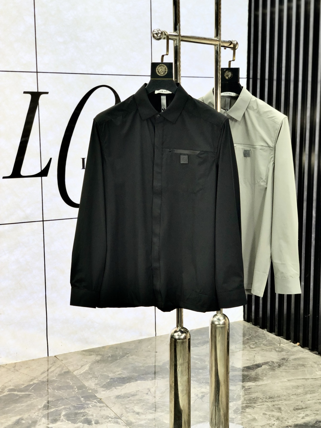 NO:682954,.Loewe. Fashionable new men's long-sleeved shirt for all seasons. Made of high-end top-grade fabrics. No pilling. Comfortable and refined. Excellent upper body effect. Original LOGO matching of luxury brands. Fully reflects the temperament and taste of men. Fashionable and elegant. Noble heritage. L Simple and delicate design. Perfect tailoring. Meticulous materials. Soft and comfortable feel. Gorgeous colors to highlight the atmosphere!  Counter size M-3XL.m wears 175/130 pounds,,loewe,19860909.罗意威. 四季款时尚新品男士长袖衬衣 同步采用高档顶级面料 绝不起球 舒适精致,上身效果极佳 奢华品牌原版LOGO搭配 充分体现男人的气质与品位 时尚优雅 贵族底蕴 L简洁细腻的设计 裁剪完美 用料一丝不苟 手感柔软舒适 华丽色彩 彰显大气！专柜尺码M-3XL.m穿175/130斤,,loewe,,Men's clothing