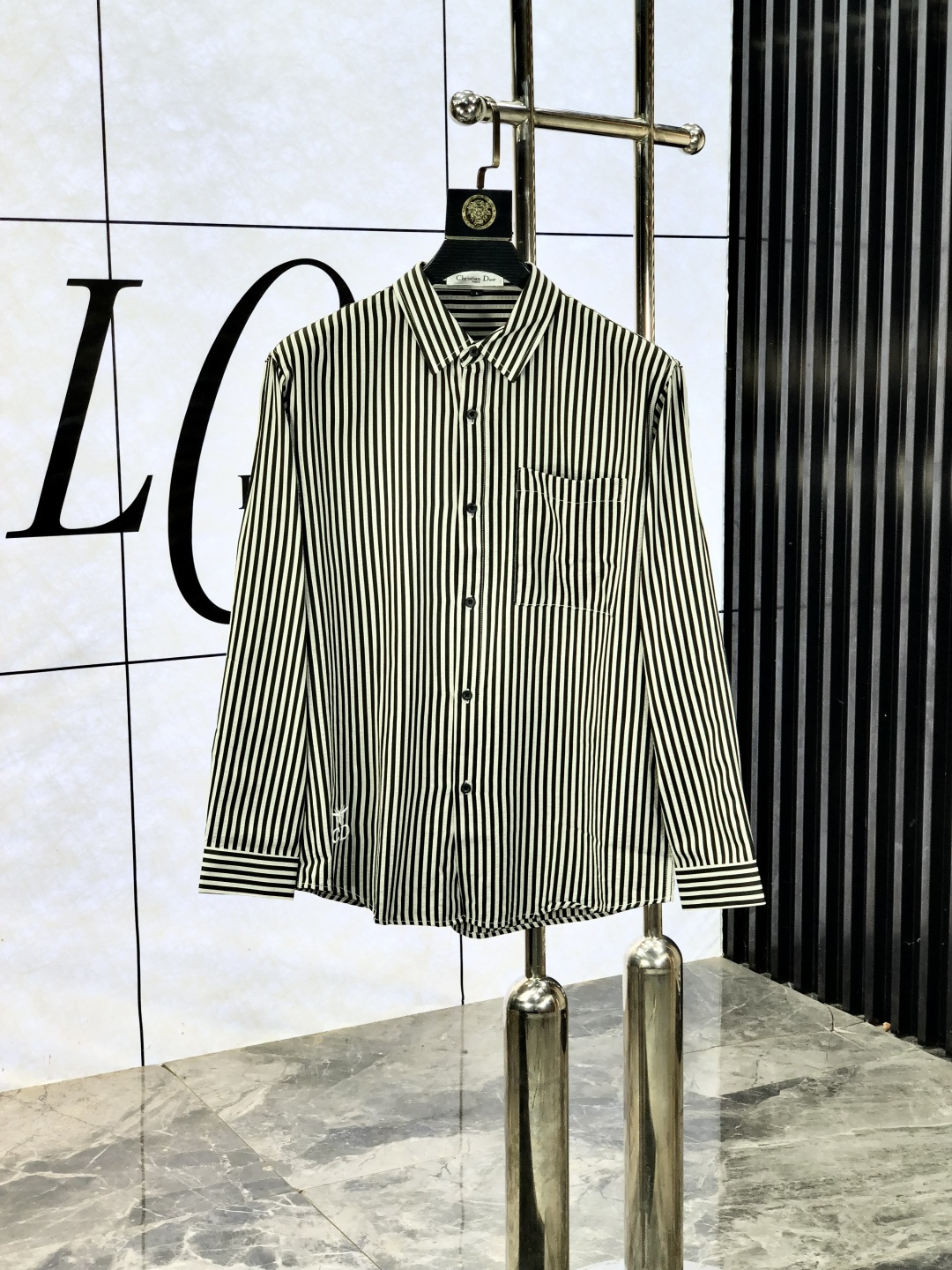 NO:682959,.Dior. Fashionable new men's long-sleeved shirt for all seasons. Made of high-end top-grade fabrics. No pilling. Comfortable and exquisite, with excellent upper body effect. Original logo matching of luxury brands. Fully reflects the temperament and taste of men. Fashionable and elegant. Noble heritage. L Simple and delicate design. Perfect tailoring. Meticulous materials. Soft and comfortable feel. Gorgeous colors to highlight the atmosphere!  Counter size M-3XL.m wears 175/130 pounds, dior,19860909.Dior. 四季款时尚新品男士长袖衬衣 同步采用高档顶级面料 绝不起球 舒适精致,上身效果极佳 奢华品牌原版LOGO搭配 充分体现男人的气质与品位 时尚优雅 贵族底蕴 L简洁细腻的设计 裁剪完美 用料一丝不苟 手感柔软舒适 华丽色彩 彰显大气！专柜尺码M-3XL.m穿175/130斤,,dior,,Men's clothing