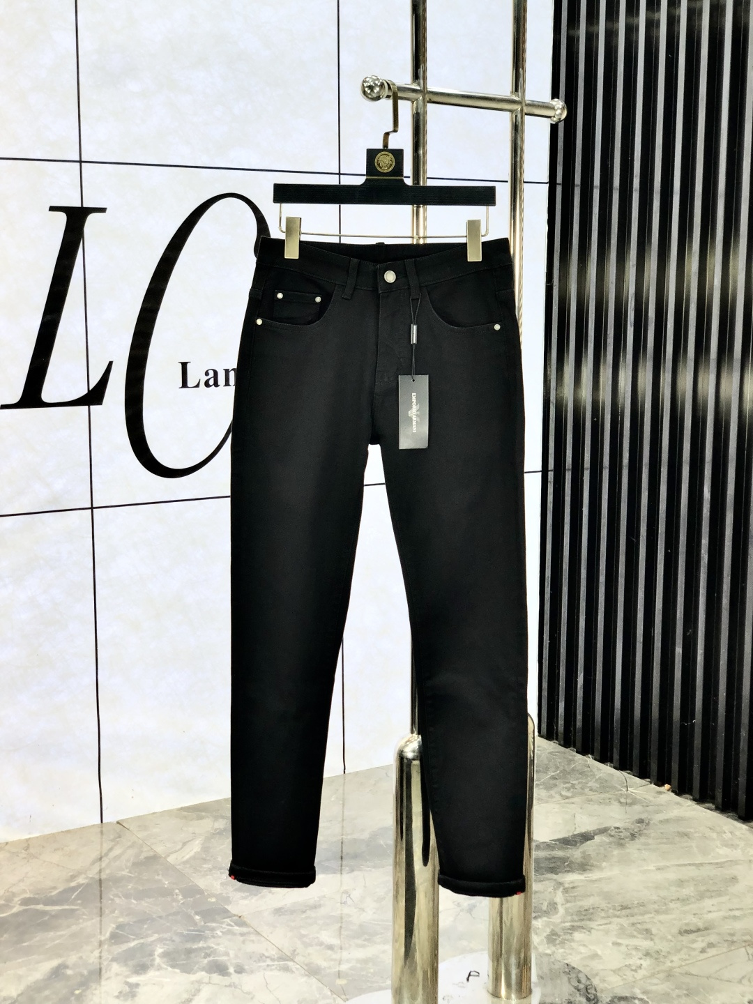 NO:684681,.Armani. 2025 autumn and winter high fashion sense, super soft denim fabric, light-colored washed jeans. The fabric is very special, ultra-fine fine imitation cotton yarn blend, super soft and comfortable. It has the casual and casual feeling of denim, but also has a sense of relaxation and fashion. The cloth surface is refreshing, slightly elastic, super soft and can be worn for a long time. The whole pair of pants is made of traditional hand-rubbing technology, and is washed with natural stone and light fermentation. The details are exquisite.  Size 29-38,,armani,jeans,19860909.阿玛尼.2025秋冬高级时装感,超柔牛仔面料 , 浅色洗水牛仔裤. 面料很特殊,超细精仿棉纱混纺,超柔舒适感. 具备牛仔随性感 ,休闲感 ,b亦有轻松感 ,时尚感. 布面清爽,微弹力,超柔穿着时间长, 整条裤子全传统手擦工艺,c自然石磨轻酵洗水.细节精致感. 尺码29-38,,armani,jeans,,Men's clothing