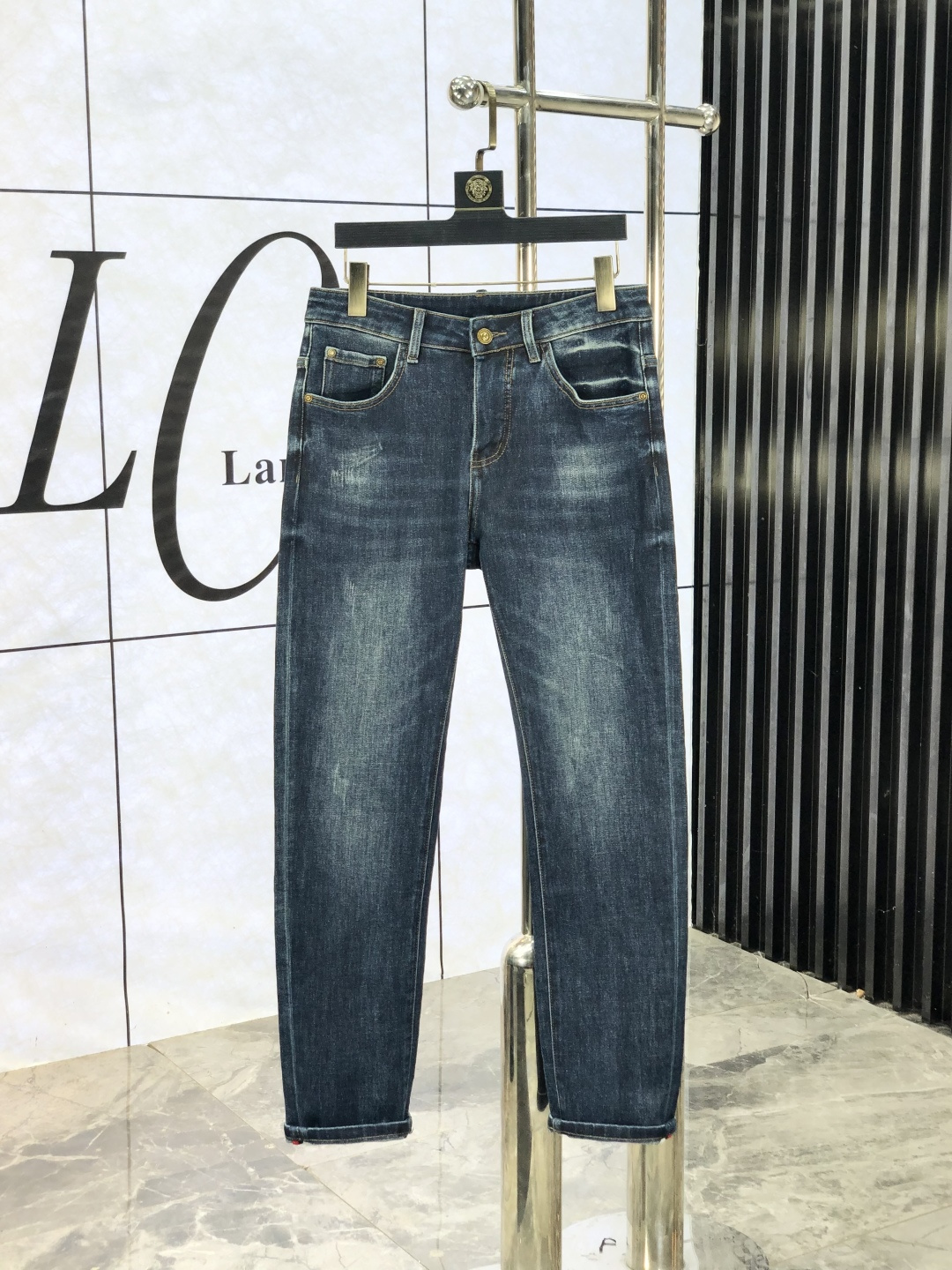 NO:684688,.Lv.2025 Autumn and Winter high fashion style, super soft denim fabric, light washed jeans. The fabric is very special, super fine cotton yarn blended, super soft and comfortable. It has the casual and casual feel of denim, but also has a sense of relaxation and fashion. The fabric surface is refreshing, slightly elastic, super soft and can be worn for a long time. The whole pair of pants is made of traditional hand-rubbing technology, and is washed with natural stone and light fermentation. The details are exquisite.  Size 29-38,,louis vuitton,jeans,19860909.Lv.2025秋冬高级时装感,超柔牛仔面料 , 浅色洗水牛仔裤. 面料很特殊,超细精仿棉纱混纺,超柔舒适感. 具备牛仔随性感 ,休闲感 ,b亦有轻松感 ,时尚感. 布面清爽,微弹力,超柔穿着时间长, 整条裤子全传统手擦工艺,c自然石磨轻酵洗水.细节精致感. 尺码29-38,,louis vuitton,jeans,,Men's clothing