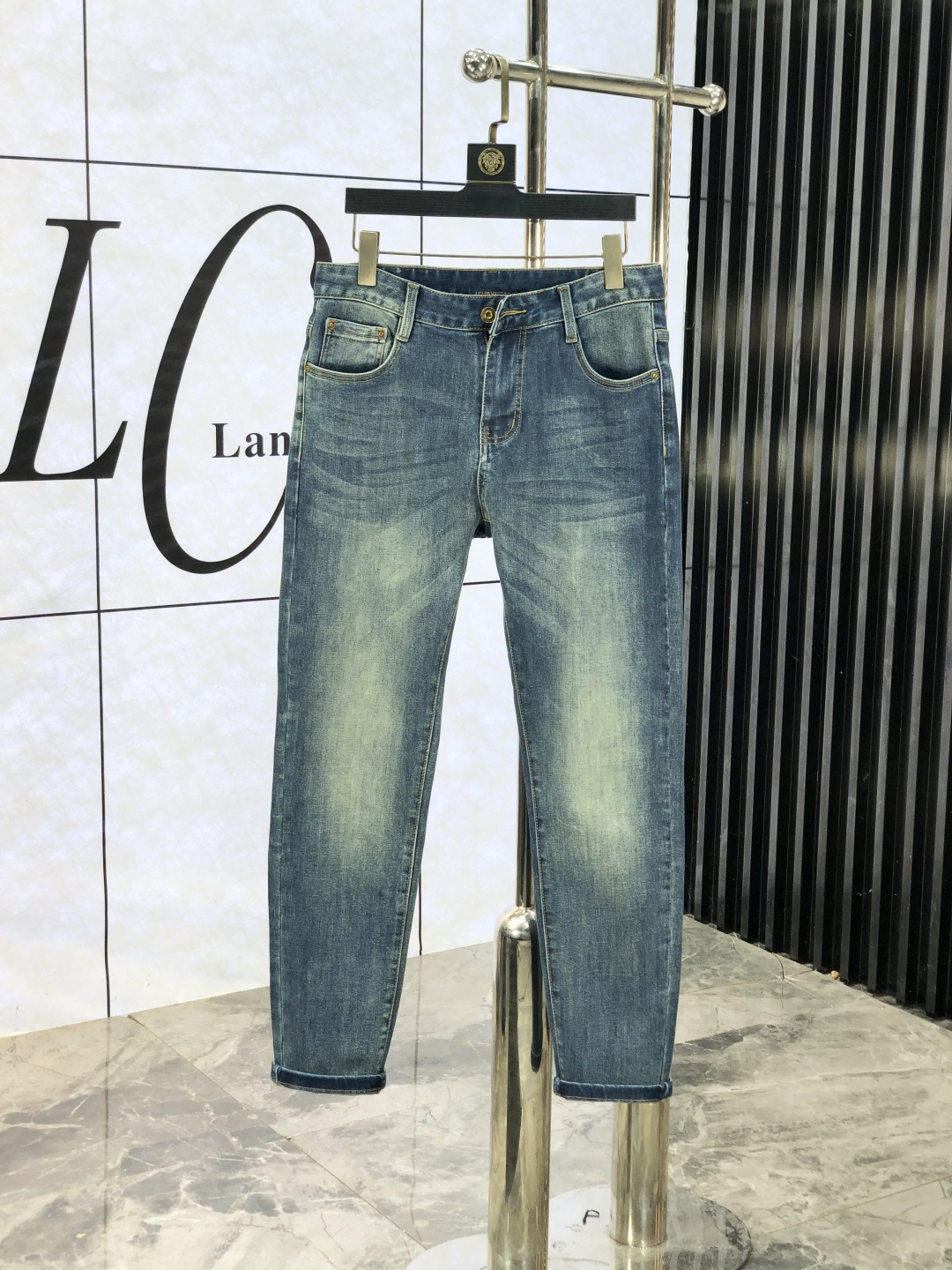 NO:684692,.LV.2025 Autumn and Winter high fashion sense, super soft denim fabric, light-colored washed jeans. The fabric is very special, ultra-fine fine imitation cotton yarn blend, super soft and comfortable. It has the casual and casual feel of denim, but also has a sense of relaxation and fashion. The fabric surface is refreshing, slightly elastic, super soft and long wearing time. The whole pair of pants is made of traditional hand-rubbing technology, and is washed with natural stone and light fermentation. The details are exquisite.  Size 29-38,,louis vuitton,jeans,19860909.LV.2025秋冬高级时装感,超柔牛仔面料 , 浅色洗水牛仔裤. 面料很特殊,超细精仿棉纱混纺,超柔舒适感. 具备牛仔随性感 ,休闲感 ,b亦有轻松感 ,时尚感. 布面清爽,微弹力,超柔穿着时间长, 整条裤子全传统手擦工艺,c自然石磨轻酵洗水.细节精致感. 尺码29-38,,louis vuitton,jeans,,Men's clothing