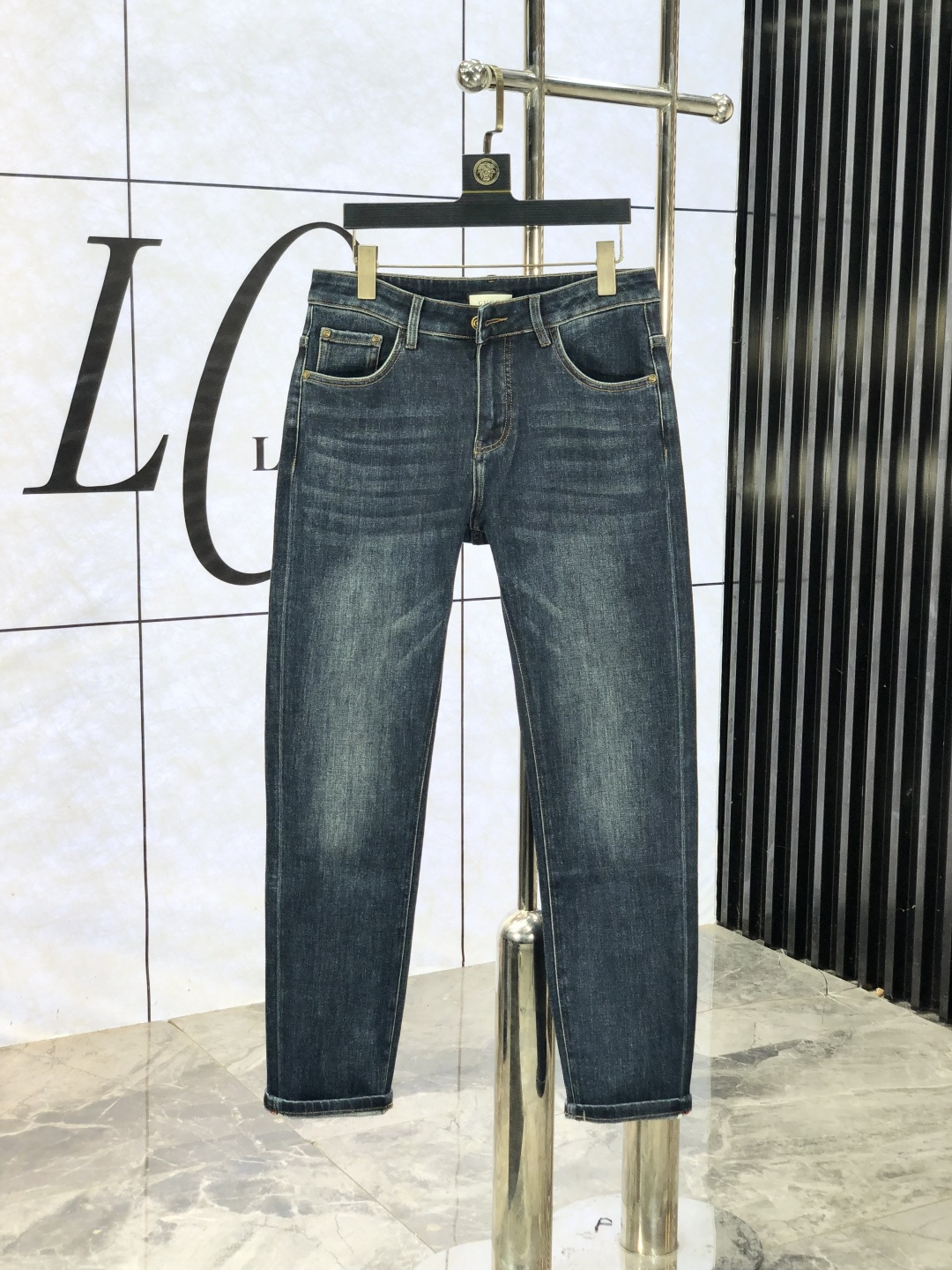 NO:684696,.Gucci.2025 Autumn and Winter high fashion sense, super soft denim fabric, light-colored washed jeans. The fabric is very special, ultra-fine fine imitation cotton yarn blend, super soft and comfortable. It has the casual and casual feel of denim, but also has a sense of relaxation and fashion. The fabric surface is refreshing, slightly elastic, super soft and can be worn for a long time. The whole pair of pants is made of traditional hand-rubbing technology, and is washed with natural stone and light fermentation. The details are exquisite.  Size 29-38,,gucci,jeans,19860909.Gucci.2025秋冬高级时装感,超柔牛仔面料 , 浅色洗水牛仔裤. 面料很特殊,超细精仿棉纱混纺,超柔舒适感. 具备牛仔随性感 ,休闲感 ,b亦有轻松感 ,时尚感. 布面清爽,微弹力,超柔穿着时间长, 整条裤子全传统手擦工艺,c自然石磨轻酵洗水.细节精致感. 尺码29-38,,gucci,jeans,,Men's clothing