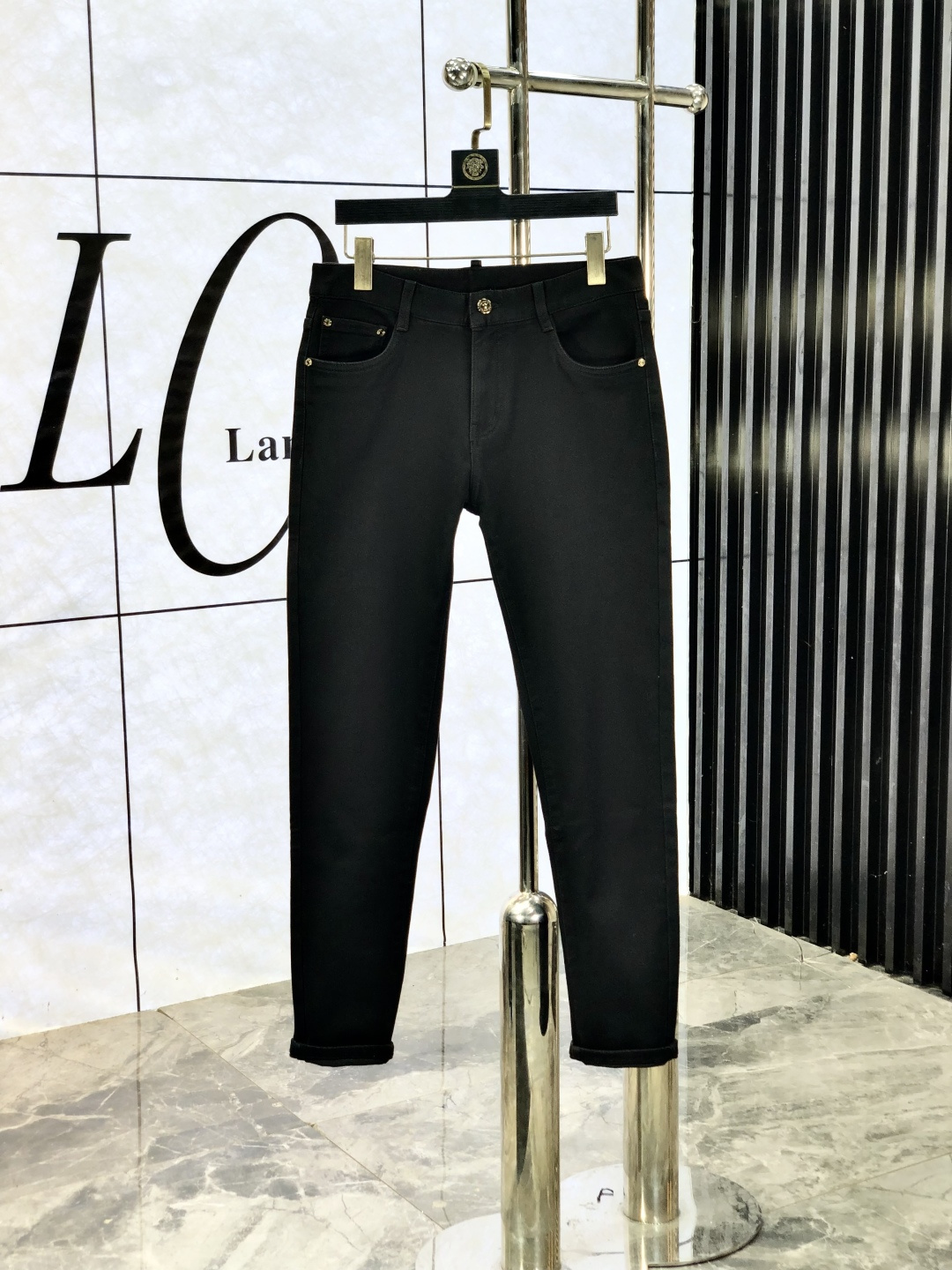 NO:684705,.Lv.2025 Autumn and Winter high fashion style, super soft denim fabric, light washed jeans. The fabric is very special, super fine cotton yarn blended, super soft and comfortable. It has the casual and casual feel of denim, but also has a sense of relaxation and fashion. The fabric surface is refreshing, slightly elastic, super soft and can be worn for a long time. The whole pair of pants is made of traditional hand-rubbing technology, and is washed with natural stone and light fermentation. The details are exquisite.  Size 29-38,,louis vuitton,jeans,19860909.Lv.2025秋冬高级时装感,超柔牛仔面料 , 浅色洗水牛仔裤. 面料很特殊,超细精仿棉纱混纺,超柔舒适感. 具备牛仔随性感 ,休闲感 ,b亦有轻松感 ,时尚感. 布面清爽,微弹力,超柔穿着时间长, 整条裤子全传统手擦工艺,c自然石磨轻酵洗水.细节精致感. 尺码29-38,,louis vuitton,jeans,,Men's clothing