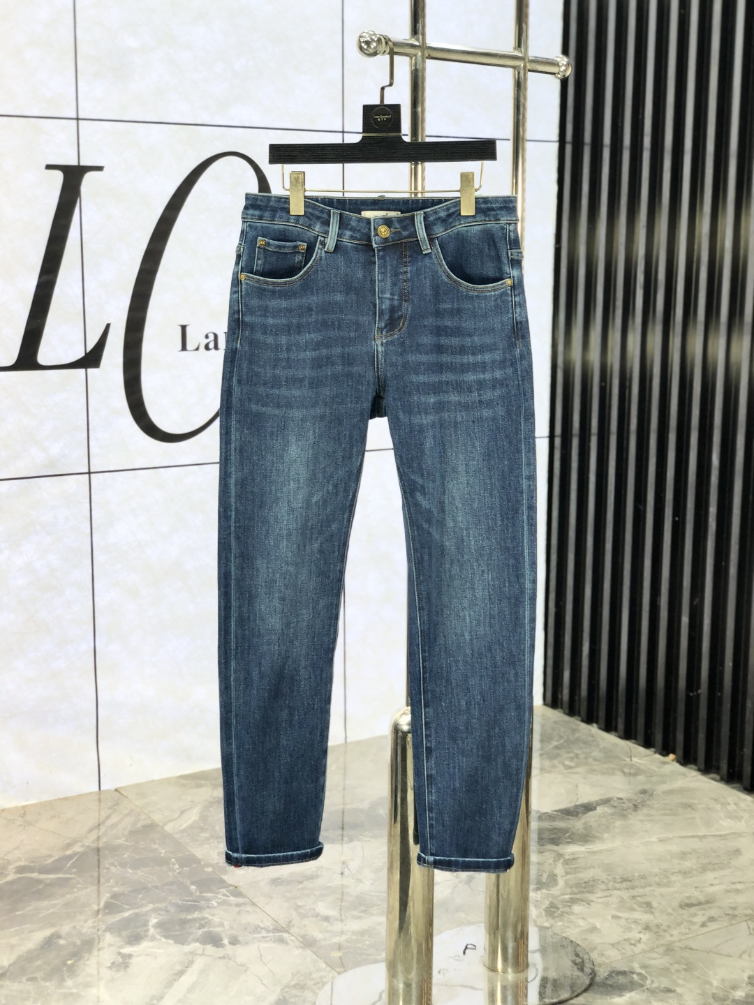 NO:684710,.Hermès. 2025 autumn and winter high fashion sense, super soft denim fabric, light-colored washed jeans. The fabric is very special, ultra-fine fine imitation cotton yarn blend, super soft and comfortable. It has the casual and casual feeling of denim, but also has a sense of relaxation and fashion. The cloth surface is refreshing, slightly elastic, super soft and can be worn for a long time. The whole pair of trousers is made of traditional hand-rubbing technology, and is washed with natural stone and light fermentation. The details are exquisite.  Size 29-38,,hermes,jeans,19860909.爱马仕.2025秋冬高级时装感,超柔牛仔面料 , 浅色洗水牛仔裤. 面料很特殊,超细精仿棉纱混纺,超柔舒适感. 具备牛仔随性感 ,休闲感 ,b亦有轻松感 ,时尚感. 布面清爽,微弹力,超柔穿着时间长, 整条裤子全传统手擦工艺,c自然石磨轻酵洗水.细节精致感. 尺码29-38,,hermes,jeans,,Men's clothing