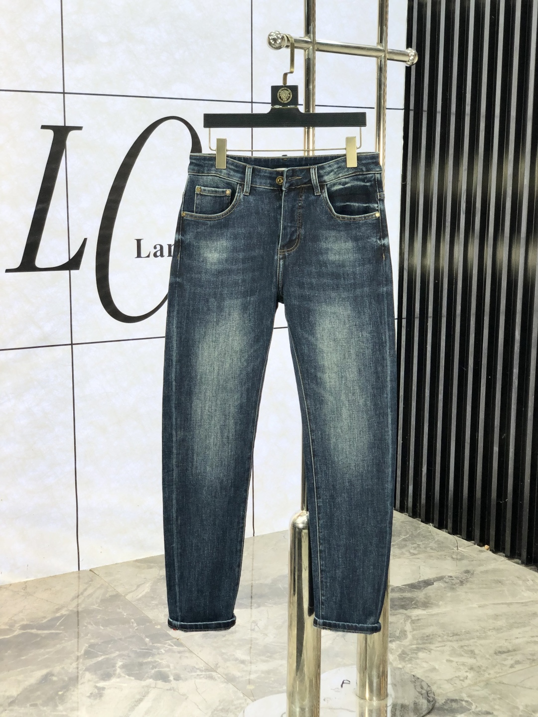 NO:684713,. Covered mouth. 2025 autumn and winter high fashion style, super soft denim fabric, light washed jeans. The fabric is very special, super fine imitation cotton yarn blend, super soft and comfortable. It has the casual and casual feeling of denim, but also has a sense of relaxation and fashion. The cloth surface is refreshing, slightly elastic, super soft and can be worn for a long time. The whole pair of pants is made of traditional hand-rubbing technology, and is washed with natural stone and light fermentation. The details are exquisite.  Size 29-38,,Moncler,jeans,19860909.蒙口.2025秋冬高级时装感,超柔牛仔面料 , 浅色洗水牛仔裤. 面料很特殊,超细精仿棉纱混纺,超柔舒适感. 具备牛仔随性感 ,休闲感 ,b亦有轻松感 ,时尚感. 布面清爽,微弹力,超柔穿着时间长, 整条裤子全传统手擦工艺,c自然石磨轻酵洗水.细节精致感. 尺码29-38,,Moncler,jeans,,Men's clothing