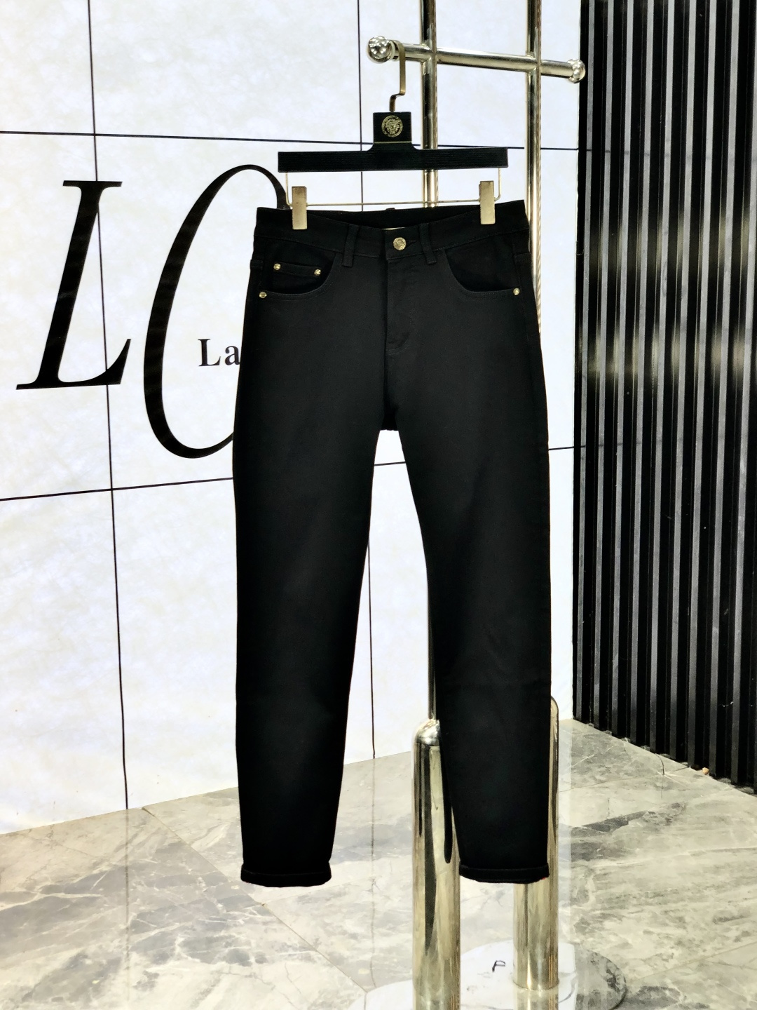 NO:684718,.Burberry. 2025 autumn and winter high fashion style, super soft denim fabric, light-colored washed jeans. The fabric is very special, ultra-fine fine imitation cotton yarn blend, super soft and comfortable. It has the casual and casual feeling of denim, but also has a sense of relaxation and fashion. The cloth surface is refreshing, slightly elastic, super soft and can be worn for a long time. The whole pair of trousers is made of traditional hand-rubbing technology, and is washed with natural stone and light fermentation. The details are exquisite.  Size 29-38,,burberry,jeans,19860909.巴宝莉.2025秋冬高级时装感,超柔牛仔面料 , 浅色洗水牛仔裤. 面料很特殊,超细精仿棉纱混纺,超柔舒适感. 具备牛仔随性感 ,休闲感 ,b亦有轻松感 ,时尚感. 布面清爽,微弹力,超柔穿着时间长, 整条裤子全传统手擦工艺,c自然石磨轻酵洗水.细节精致感. 尺码29-38,,burberry,jeans,,Men's clothing