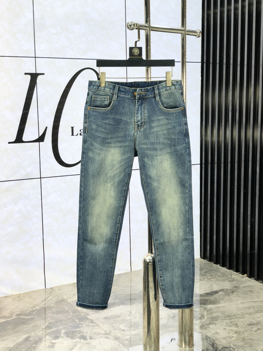 NO:684674,.Versace. 2025 autumn and winter high fashion sense, super soft denim fabric, light-colored washed jeans. The fabric is very special, ultra-fine fine imitation cotton yarn blend, super soft and comfortable. It has the casual and casual feeling of denim, but also has a sense of relaxation and fashion. The cloth surface is refreshing, slightly elastic, super soft and can be worn for a long time. The whole pair of pants is made of traditional hand-rubbing technology, and is washed with natural stone and light fermentation. The details are exquisite.  Size 29-38,,versace,jeans,19860909.范思哲.2025秋冬高级时装感,超柔牛仔面料 , 浅色洗水牛仔裤. 面料很特殊,超细精仿棉纱混纺,超柔舒适感. 具备牛仔随性感 ,休闲感 ,b亦有轻松感 ,时尚感. 布面清爽,微弹力,超柔穿着时间长, 整条裤子全传统手擦工艺,c自然石磨轻酵洗水.细节精致感. 尺码29-38,,versace,jeans,,Men's clothing