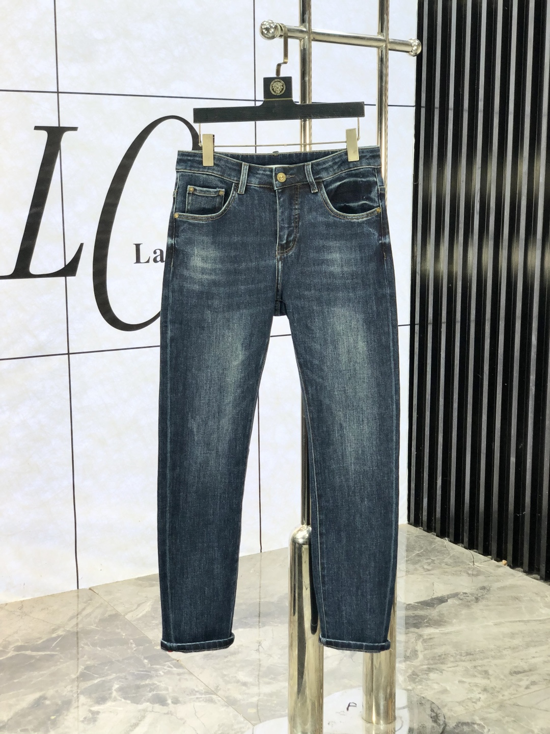 NO:684678,.Dior.2025 Autumn and Winter high fashion sense, super soft denim fabric, light-colored washed jeans. The fabric is very special, ultra-fine fine imitation cotton yarn blend, super soft and comfortable. It has the casual and casual feeling of denim, but also has a sense of relaxation and fashion. The fabric surface is refreshing, slightly elastic, super soft and can be worn for a long time. The whole pair of pants is made of traditional hand-rubbing technology, and is washed with natural stone and light fermentation. The details are exquisite.  Size 29-38,,dior,jeans,19860909.Dior.2025秋冬高级时装感,超柔牛仔面料 , 浅色洗水牛仔裤. 面料很特殊,超细精仿棉纱混纺,超柔舒适感. 具备牛仔随性感 ,休闲感 ,b亦有轻松感 ,时尚感. 布面清爽,微弹力,超柔穿着时间长, 整条裤子全传统手擦工艺,c自然石磨轻酵洗水.细节精致感. 尺码29-38,,dior,jeans,,Men's clothing