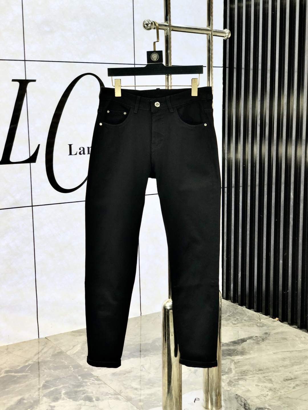 NO:684685,. Covered mouth. 2025 autumn and winter high fashion style, super soft denim fabric, light washed jeans. The fabric is very special, super fine imitation cotton yarn blend, super soft and comfortable. It has the casual and casual feeling of denim, but also has a sense of relaxation and fashion. The cloth surface is refreshing, slightly elastic, super soft and can be worn for a long time. The whole pair of pants is made of traditional hand-rubbing technology, and is washed with natural stone and light fermentation. The details are exquisite.  Size 29-38,,Moncler,jeans,19860909.蒙口.2025秋冬高级时装感,超柔牛仔面料 , 浅色洗水牛仔裤. 面料很特殊,超细精仿棉纱混纺,超柔舒适感. 具备牛仔随性感 ,休闲感 ,b亦有轻松感 ,时尚感. 布面清爽,微弹力,超柔穿着时间长, 整条裤子全传统手擦工艺,c自然石磨轻酵洗水.细节精致感. 尺码29-38,,Moncler,jeans,,Men's clothing