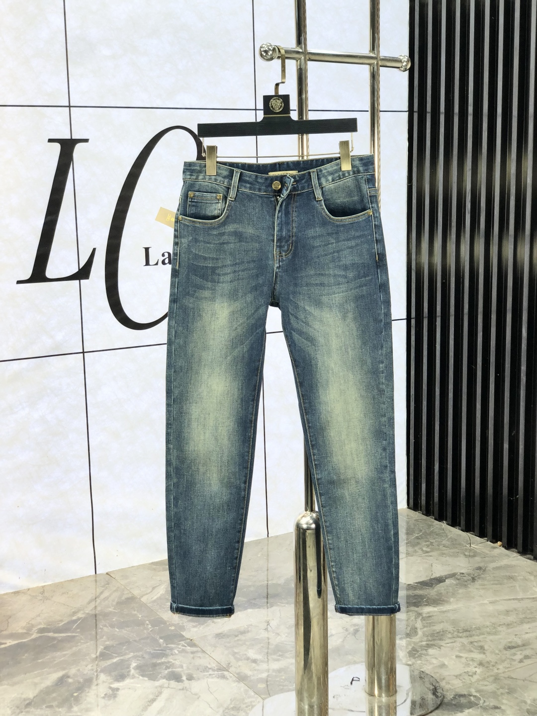 NO:684690,.Burberry. 2025 autumn and winter high fashion style, super soft denim fabric, light-colored washed jeans. The fabric is very special, ultra-fine fine imitation cotton yarn blend, super soft and comfortable. It has the casual and casual feeling of denim, but also has a sense of relaxation and fashion. The cloth surface is refreshing, slightly elastic, super soft and can be worn for a long time. The whole pair of trousers is made of traditional hand-rubbing technology, and is washed with natural stone and light fermentation. The details are exquisite.  Size 29-38,,burberry,jeans,19860909.巴宝莉.2025秋冬高级时装感,超柔牛仔面料 , 浅色洗水牛仔裤. 面料很特殊,超细精仿棉纱混纺,超柔舒适感. 具备牛仔随性感 ,休闲感 ,b亦有轻松感 ,时尚感. 布面清爽,微弹力,超柔穿着时间长, 整条裤子全传统手擦工艺,c自然石磨轻酵洗水.细节精致感. 尺码29-38,,burberry,jeans,,Men's clothing