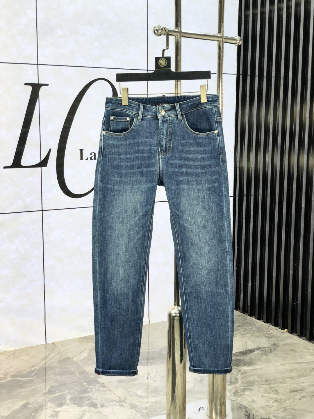 NO:684694,.D&G.2025 Autumn and Winter high fashion style, super soft denim fabric, light washed jeans. The fabric is very special, super fine imitation cotton yarn blend, super soft and comfortable. It has the casual and casual feeling of denim, but also has a sense of relaxation and fashion. The cloth surface is refreshing, slightly elastic, super soft and can be worn for a long time. The whole pair of trousers is made of traditional hand-rubbing technology, and is washed with natural stone and light fermentation. The details are exquisite.  Size 29-38,,Dolce&Gabbana,jeans,19860909.D&G.2025秋冬高级时装感,超柔牛仔面料 , 浅色洗水牛仔裤. 面料很特殊,超细精仿棉纱混纺,超柔舒适感. 具备牛仔随性感 ,休闲感 ,b亦有轻松感 ,时尚感. 布面清爽,微弹力,超柔穿着时间长, 整条裤子全传统手擦工艺,c自然石磨轻酵洗水.细节精致感. 尺码29-38,,Dolce&Gabbana,jeans,,Men's clothing