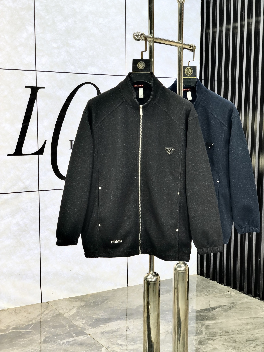 NO:550158,.Prada. 2025 autumn and winter new letter logo knitted cotton sweatshirt jacket. High-quality channels!  Urban series products, created with full luxury letter logo elements, b, the best style that is a must-have for high-end temperament, g, a single item with a very tone and charm!  Original custom imported double-sided water-soluble cotton fabric, comfortable to touch, embroidered letter design effect is quite exquisite, fashionable, classic and versatile!  Size M—XXXL.m wears 175/130 catties, prada, hoodie, sweatshirts, jackets & coats, alexander wang19860909.普拉达.2025秋冬新款字母logo针织棉卫衣外套.渠道精品！都市系列产物,奢华程度满分的字母logo元素打造,b高端气质型必入的极品款式,g一款极具腔调感与魅力的单品！ 原版定制进口双面水溶棉面料,手感舒适,刺绣字母设计效果相当精致,时尚经典百搭！ 尺码M—XXXL.m穿175/130斤,,prada,hoodie,sweatshirts,jackets & coats,alexander wang,Men's clothing