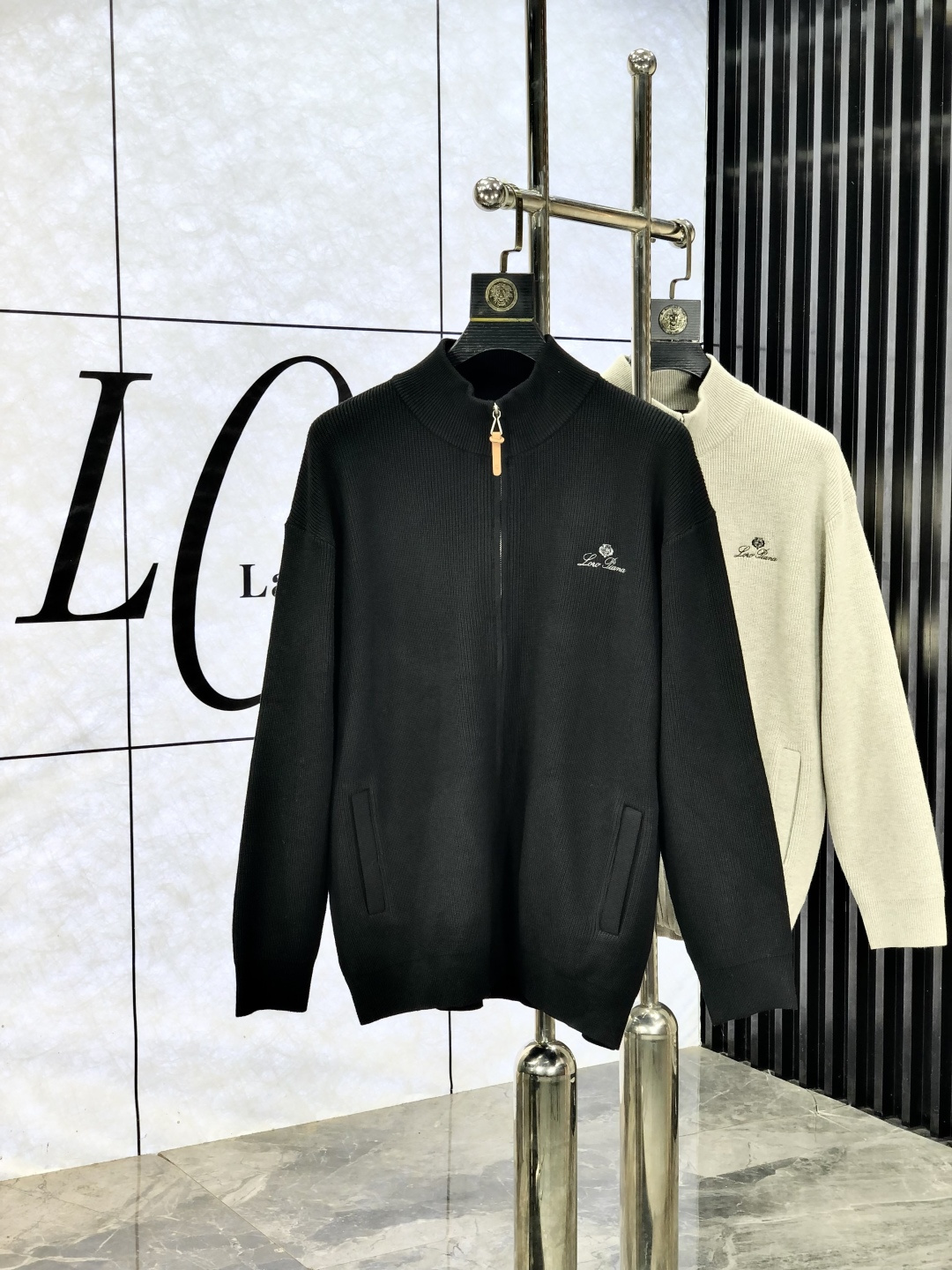 NO:550166,.LP.2025 autumn and winter new letter logo knitted cotton sweatshirt jacket. High-quality channels!  Urban series products, created with full luxury letter logo elements, b, the best style that is a must-have for high-end temperament, g, a single item with a very tone and charm!  Original custom imported double-sided water-soluble cotton fabric, comfortable to touch, embroidered letter design effect is quite exquisite, fashionable, classic and versatile!  Size M—XXXL.m wear 175/130 catties, loro piana, hoodie, sweatshirts, jackets & coats, alexander wang19860909.LP.2025秋冬新款字母logo针织棉卫衣外套.渠道精品！都市系列产物,奢华程度满分的字母logo元素打造,b高端气质型必入的极品款式,g一款极具腔调感与魅力的单品！ 原版定制进口双面水溶棉面料,手感舒适,刺绣字母设计效果相当精致,时尚经典百搭！ 尺码M—XXXL.m穿175/130斤,,loro piana,hoodie,sweatshirts,jackets & coats,alexander wang,Men's clothing