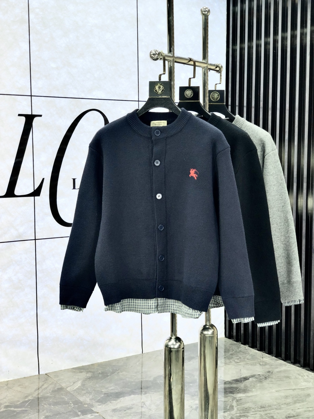 NO:550174,.Burberry. 2025 autumn and winter new letter logo knitted sweater jacket. High-quality channels!  Urban series products, created with full luxury letter logo elements, b, the best style that is a must-have for high-end temperament, g, a single item with a very tone and charm!  The original customized imported knitted sweater fabric has a comfortable feel, the embroidered letter design effect is quite exquisite, fashionable, classic and versatile!  Size M—XXXL.m wears 175/130 catties, burberry, jackets & coats, sweaters, alexander wang19860909.巴宝莉.2025秋冬新款字母logo针织毛衣外套.渠道精品！都市系列产物,奢华程度满分的字母logo元素打造,b高端气质型必入的极品款式,g一款极具腔调感与魅力的单品！ 原版定制进口针织毛衣面料,手感舒适,刺绣字母设计效果相当精致,时尚经典百搭！ 尺码M—XXXL.m穿175/130斤,,burberry,jackets & coats,sweaters,alexander wang,Men's clothing