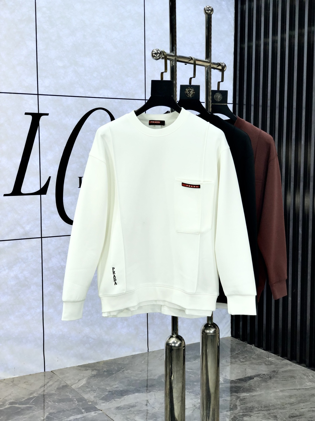 NO:550178,.Prada. 2025 autumn and winter new letter L space cotton sweatshirt jacket. Channel quality!  Urban series products, created with full luxury letter logo elements, b, the best style that is a must-have for high-end temperament, g, a single item with a very tone and charm!  Original custom imported double-sided water-soluble cotton fabric, comfortable to touch, embroidered letter design effect is quite exquisite, fashionable, classic and versatile!  Size M—XXXL.m wears 175/130 catties, prada, hoodie, sweatshirts, jackets & coats, alexander wang19860909.普拉达.2025秋冬新款字母l太空棉卫衣外套.渠道精品！都市系列产物,奢华程度满分的字母logo元素打造,b高端气质型必入的极品款式,g一款极具腔调感与魅力的单品！ 原版定制进口双面水溶棉面料,手感舒适,刺绣字母设计效果相当精致,时尚经典百搭！ 尺码M—XXXL.m穿175/130斤,,prada,hoodie,sweatshirts,jackets & coats,alexander wang,Men's clothing